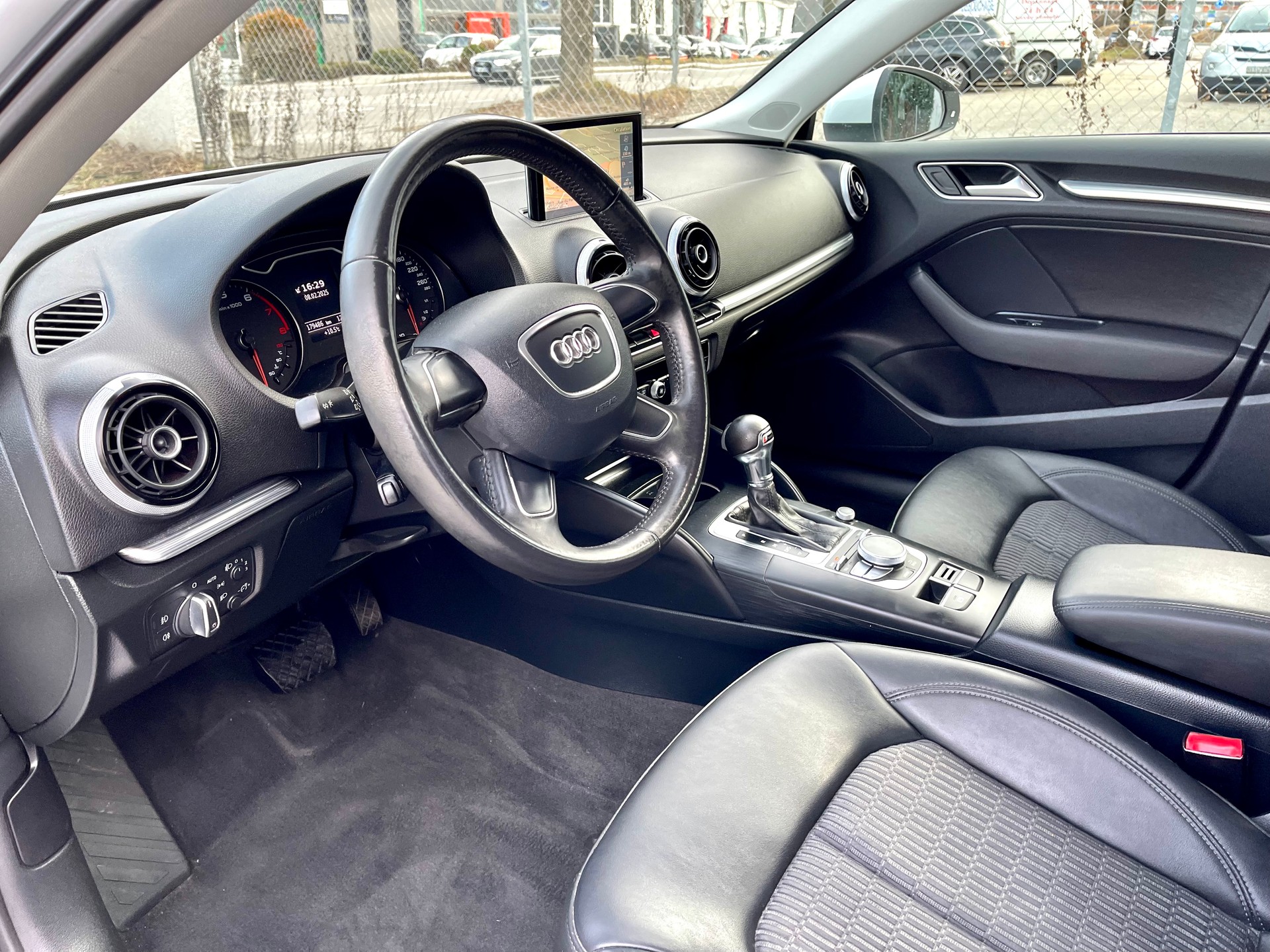 AUDI A3 Sportback 1.8 TFSI Attraction S-tronic-image-5