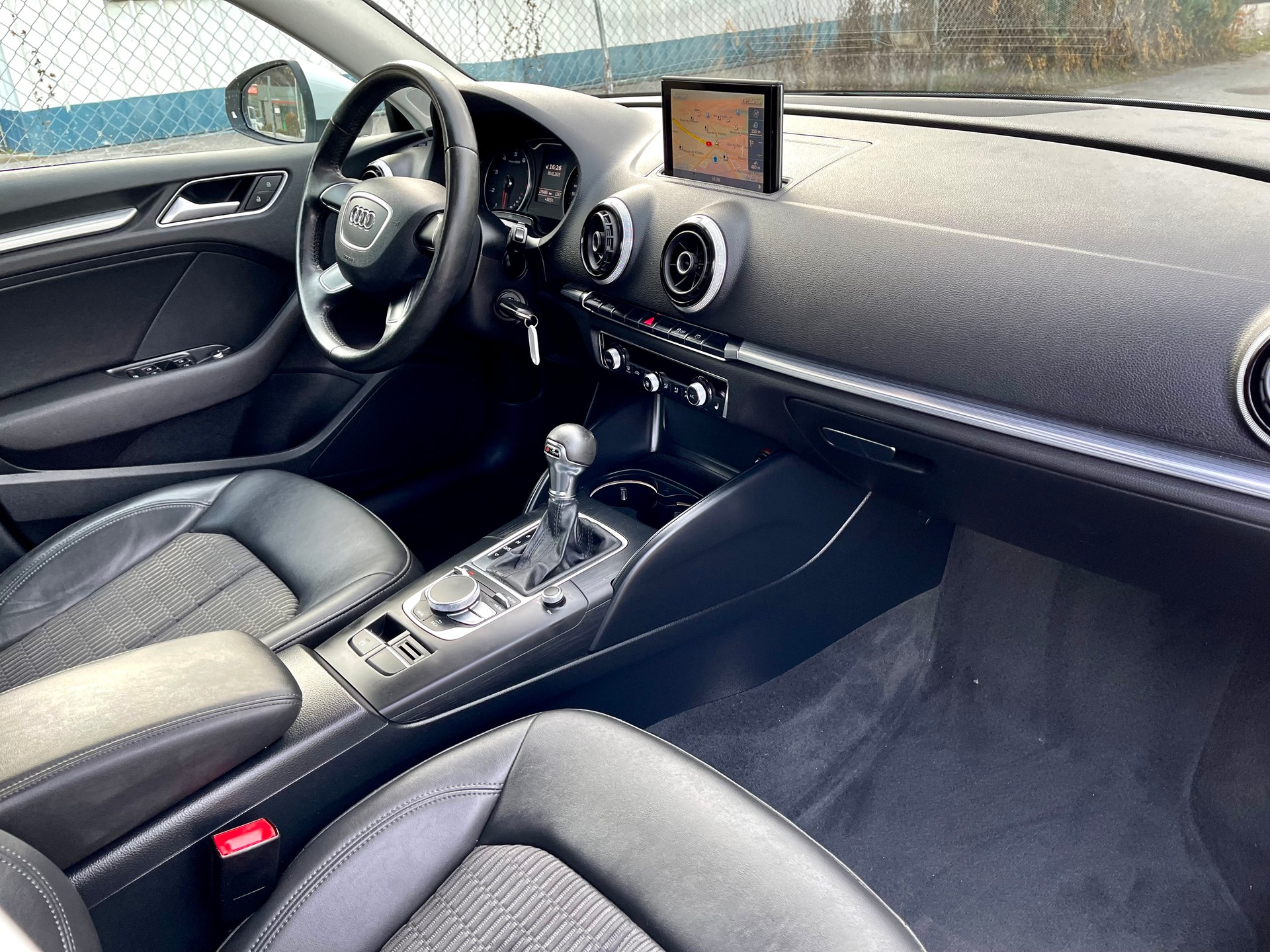 AUDI A3 Sportback 1.8 TFSI Attraction S-tronic-image-15