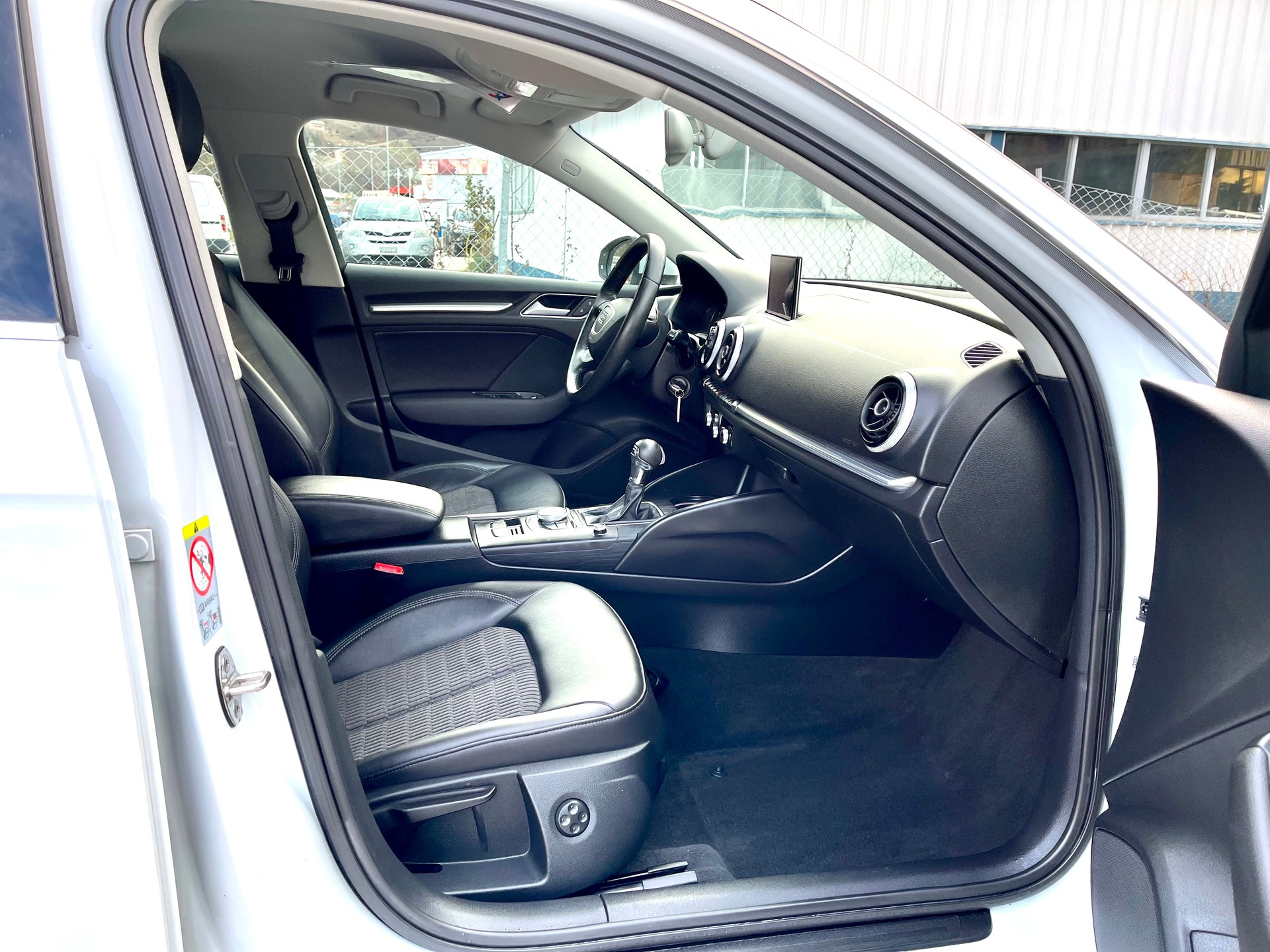 AUDI A3 Sportback 1.8 TFSI Attraction S-tronic-image-19