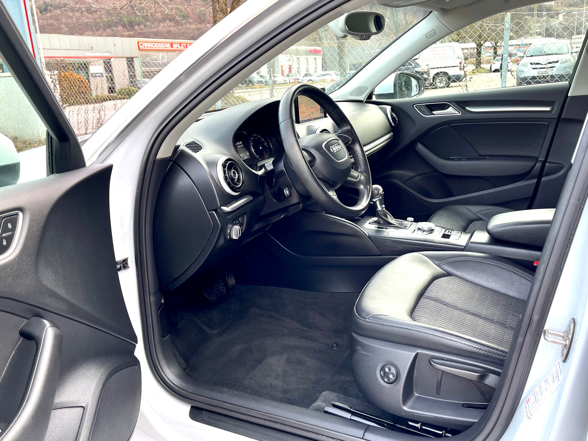 AUDI A3 Sportback 1.8 TFSI Attraction S-tronic-image-21