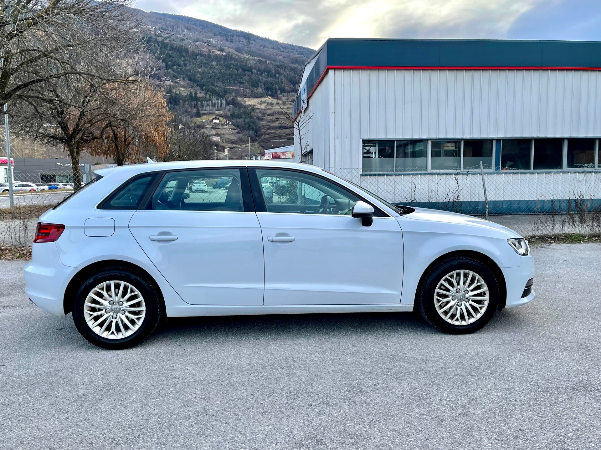 AUDI A3 Sportback 1.8 TFSI Attraction S-tronic-image-16