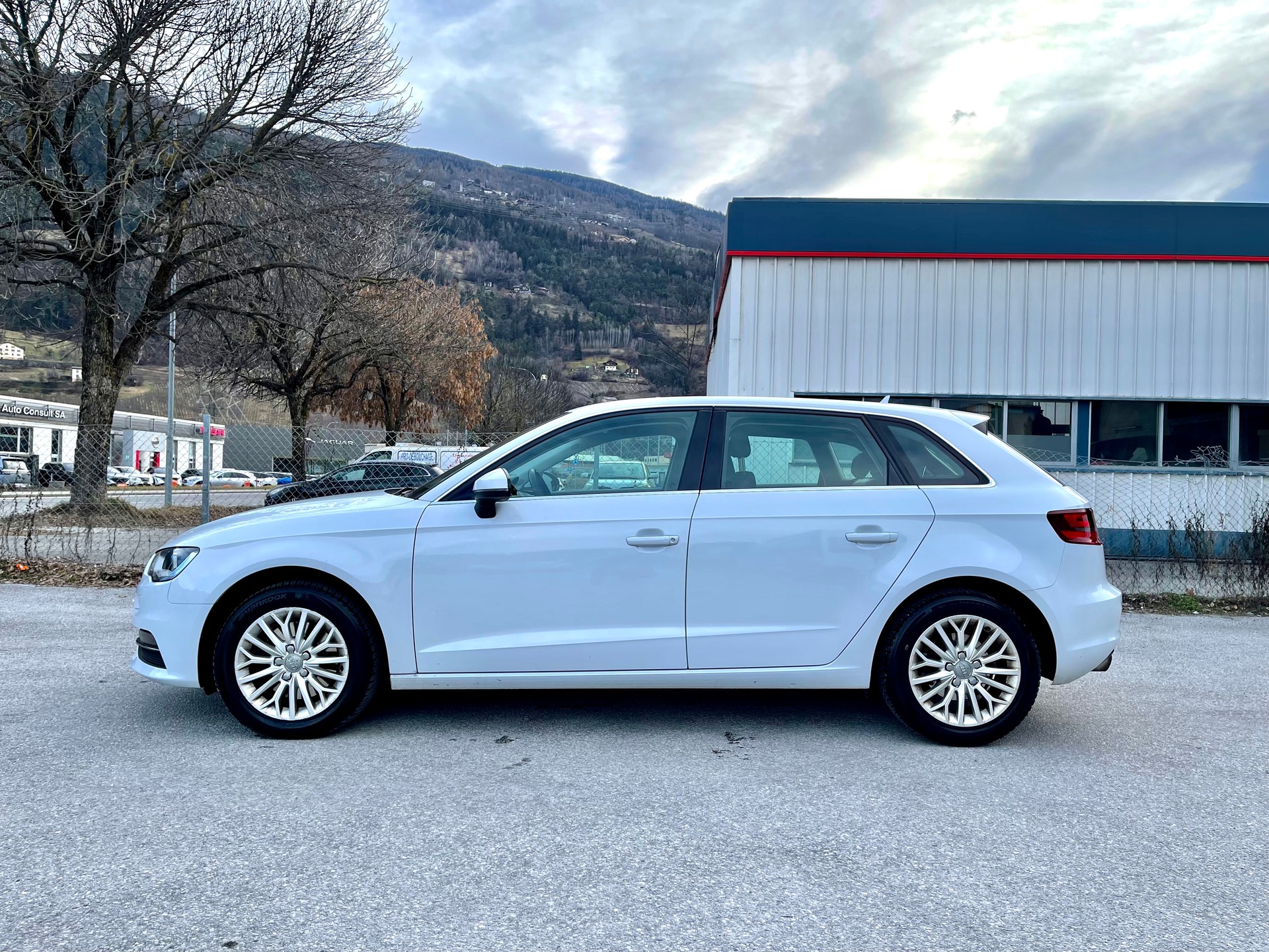 AUDI A3 Sportback 1.8 TFSI Attraction S-tronic-image-24