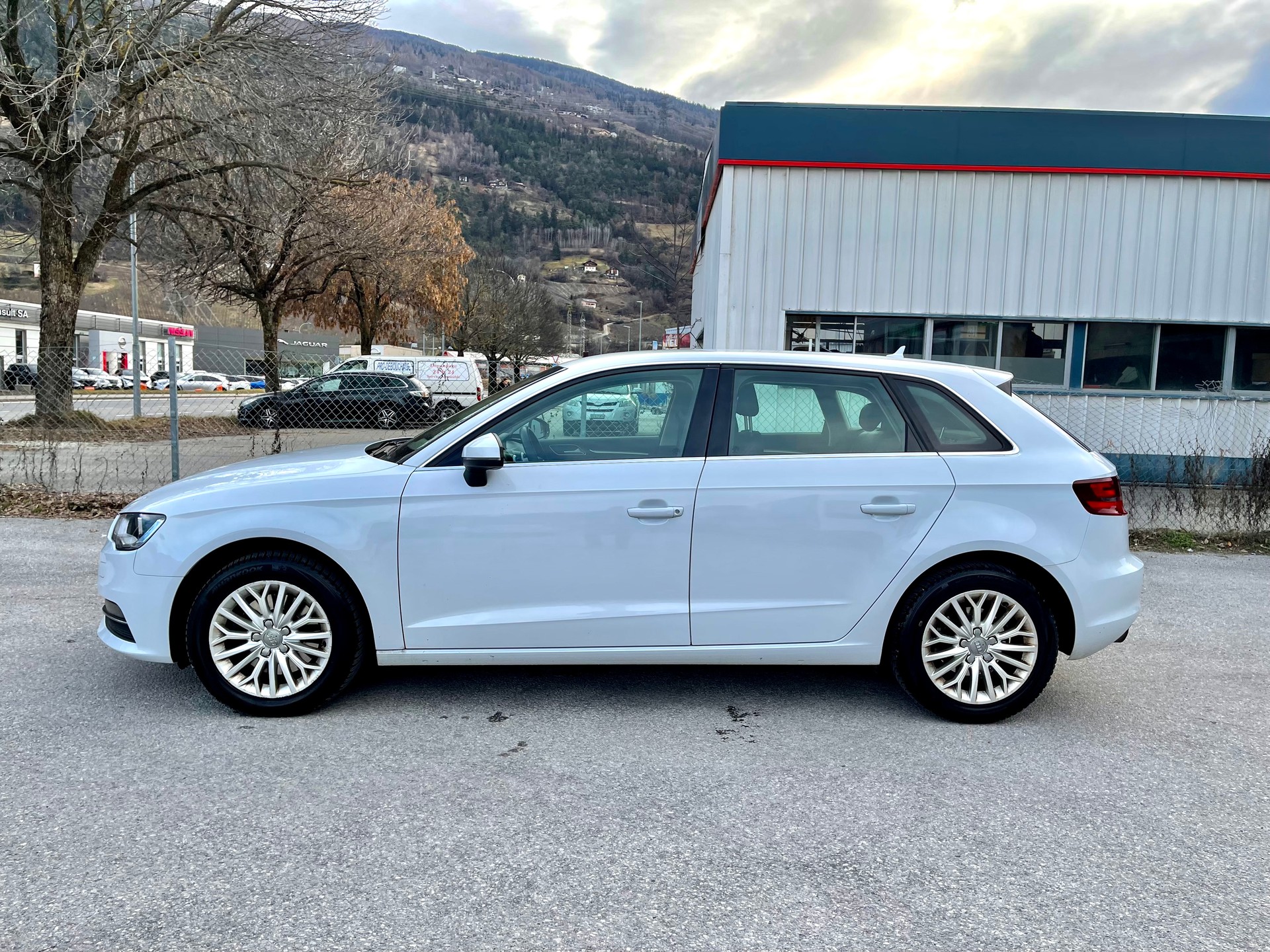 AUDI A3 Sportback 1.8 TFSI Attraction S-tronic-image-10