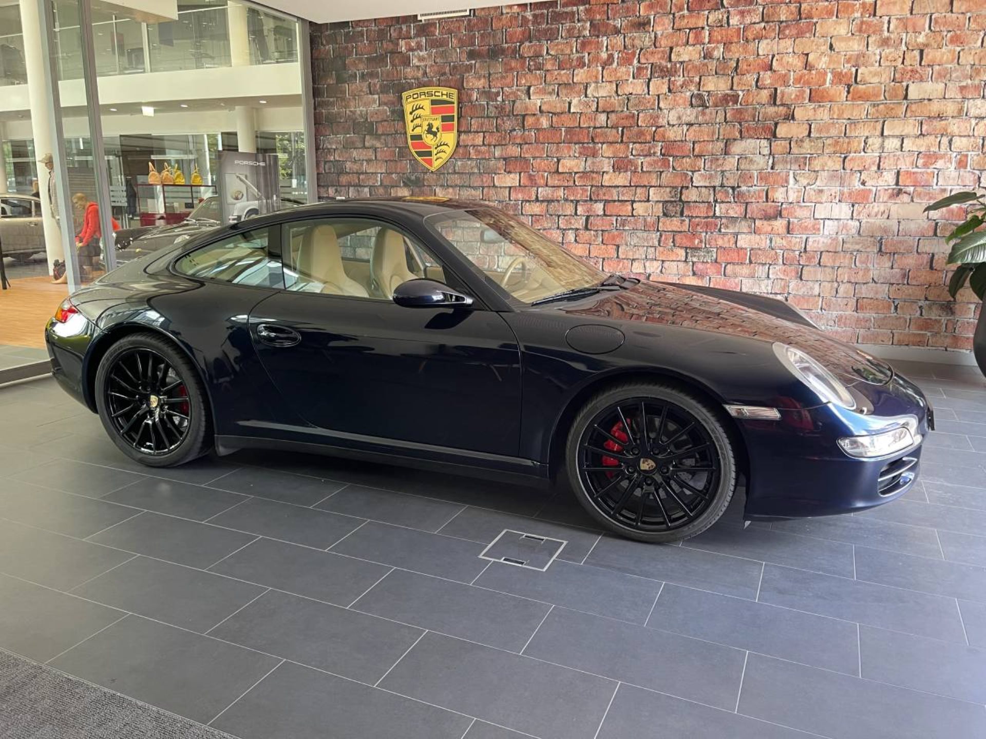 PORSCHE 911 Carrera 4S-image-16