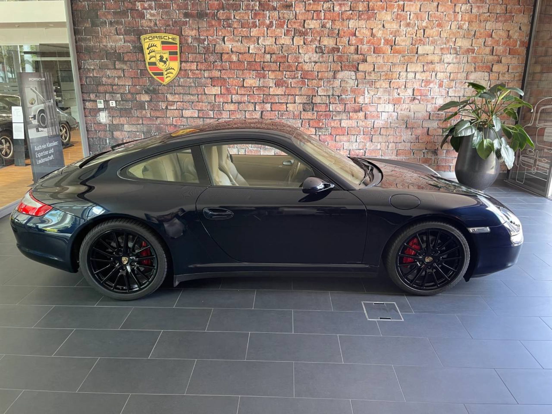 PORSCHE 911 Carrera 4S-image-17