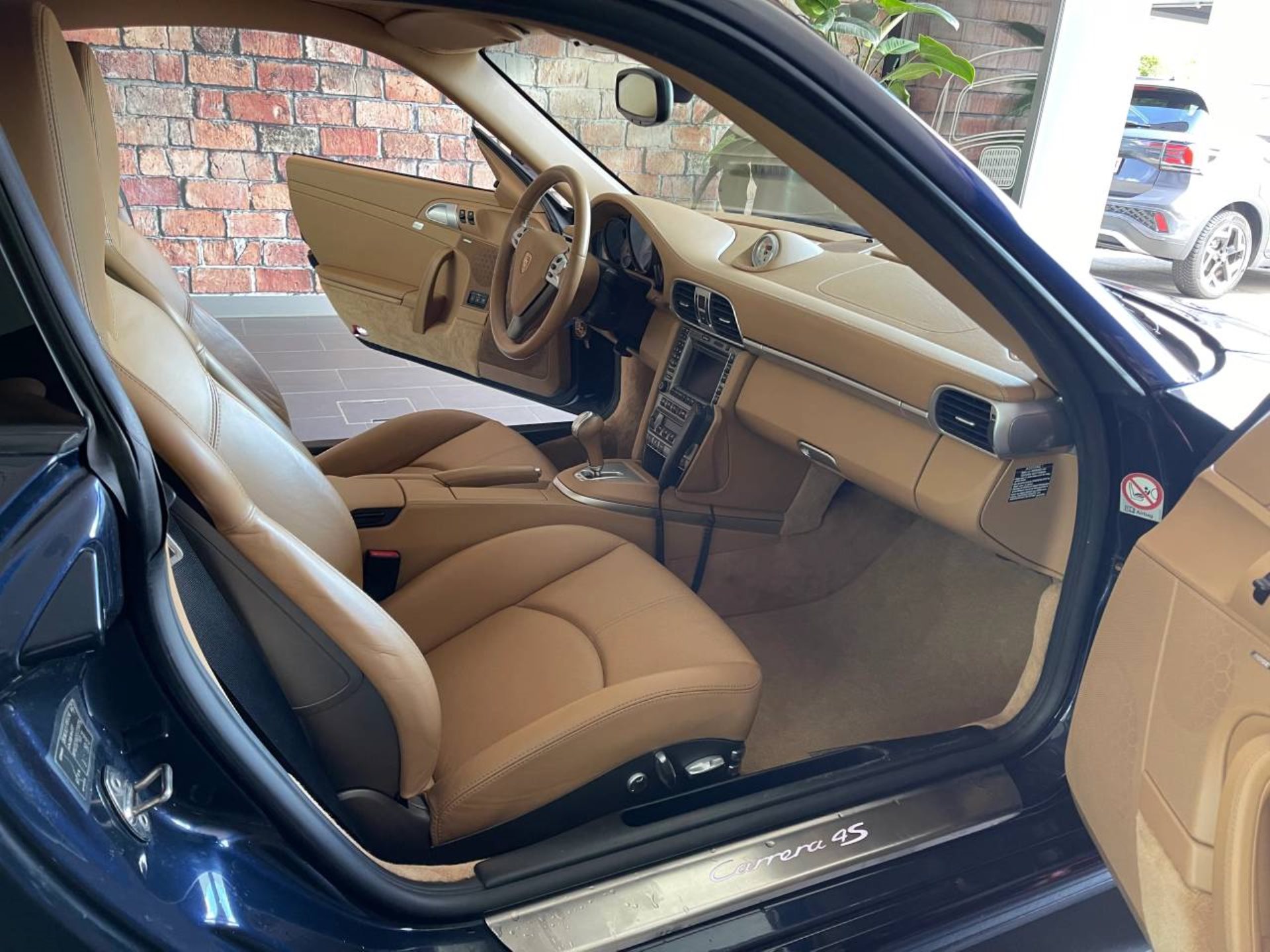 PORSCHE 911 Carrera 4S-image-4