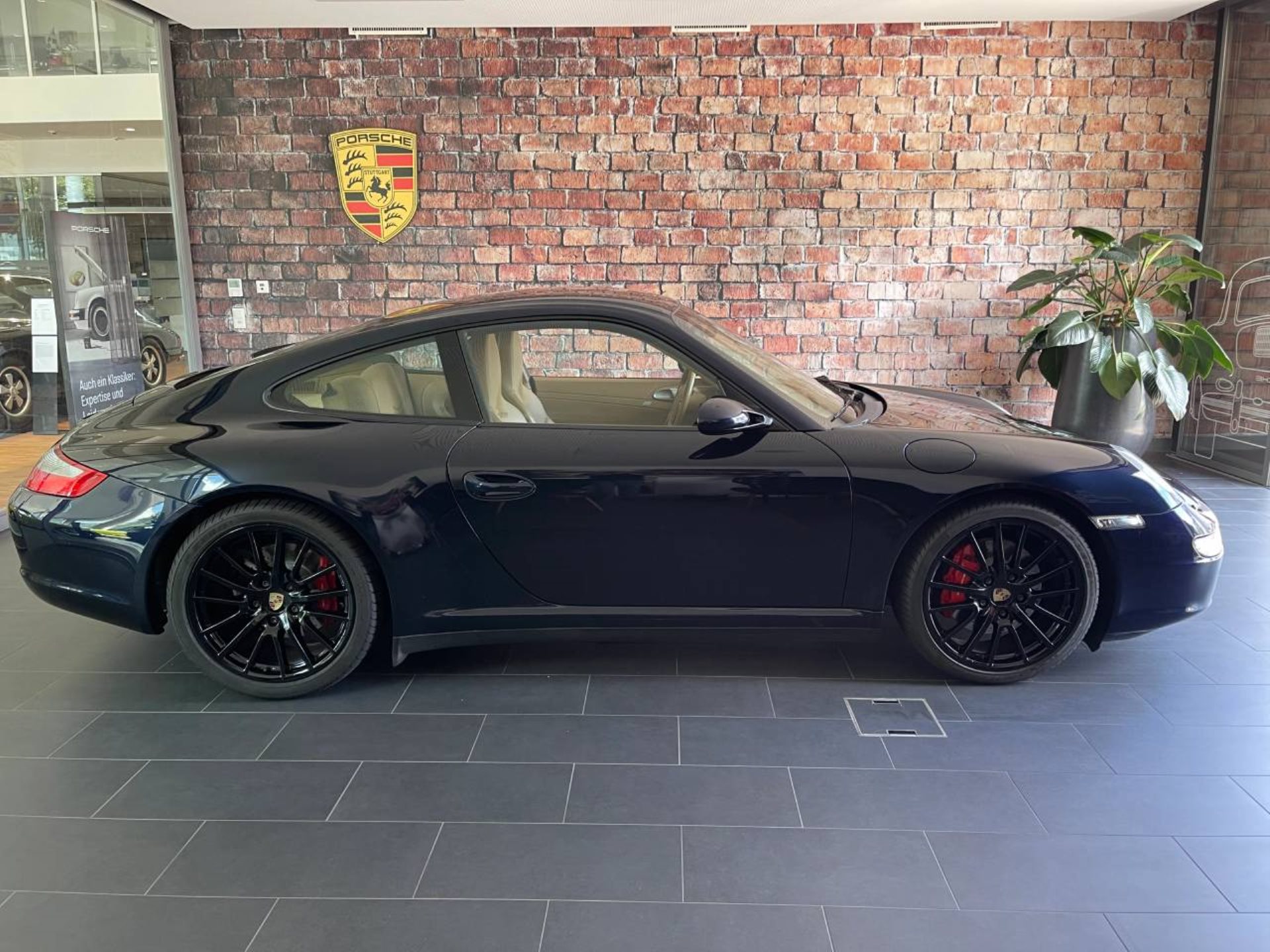 PORSCHE 911 Carrera 4S-image-18
