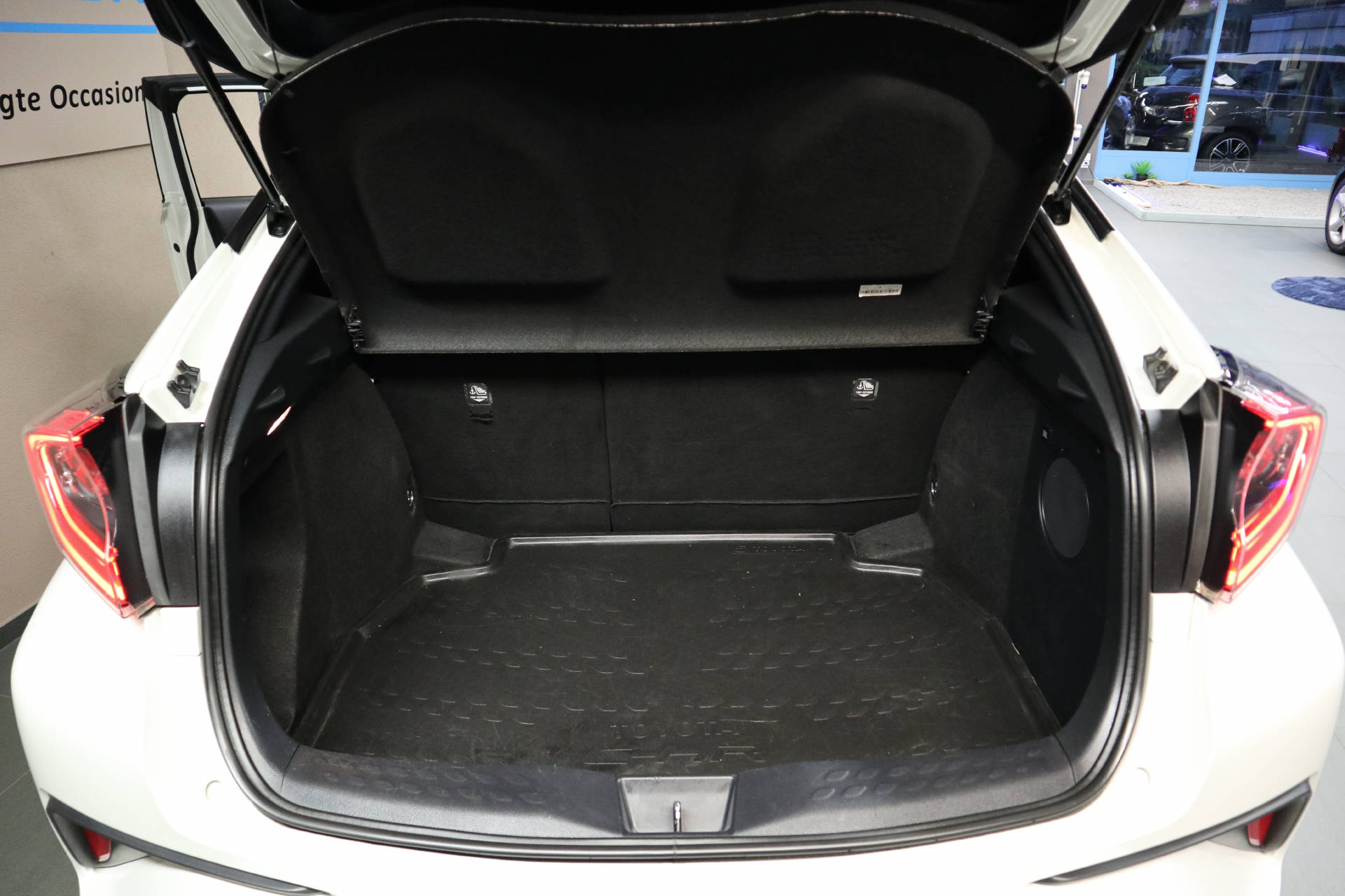 TOYOTA C-HR 1.8 VVTi HSD Style-image-9
