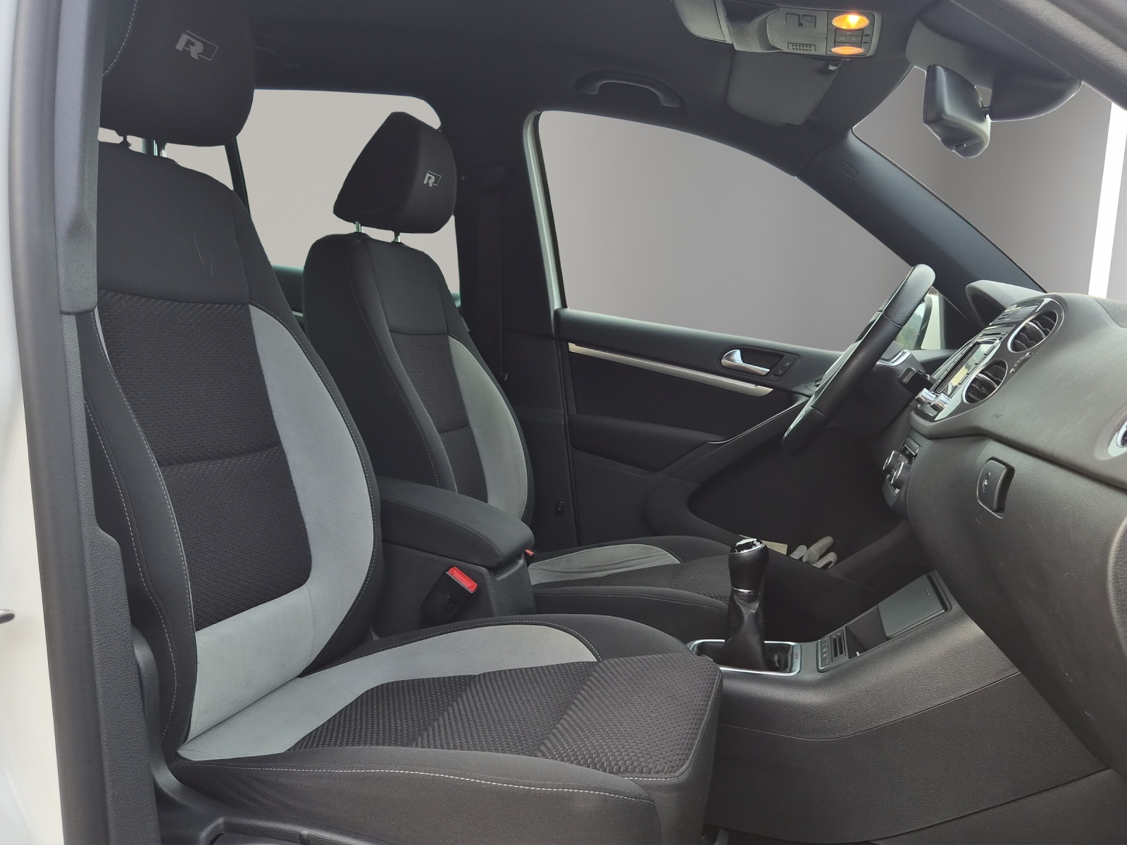 VW Tiguan 2.0 TDI BMT R-Line Design 4Motion-image-12