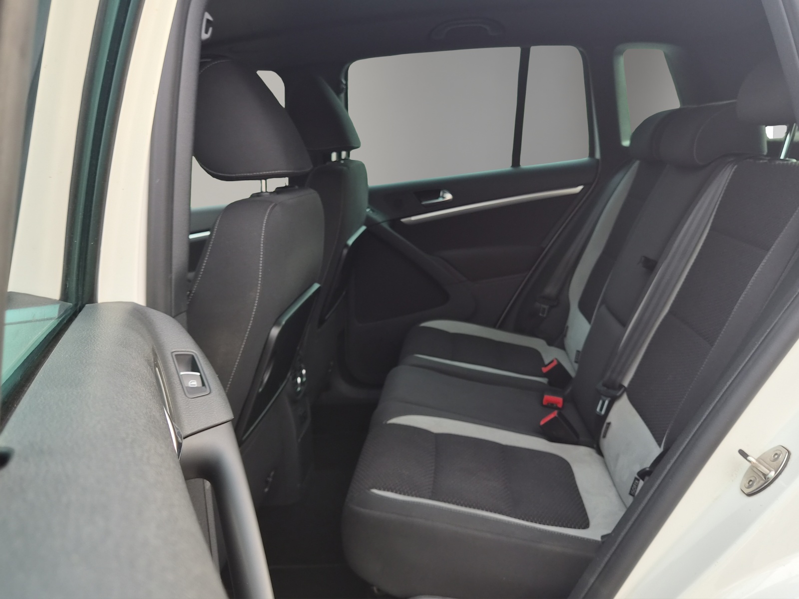 VW Tiguan 2.0 TDI BMT R-Line Design 4Motion-image-13