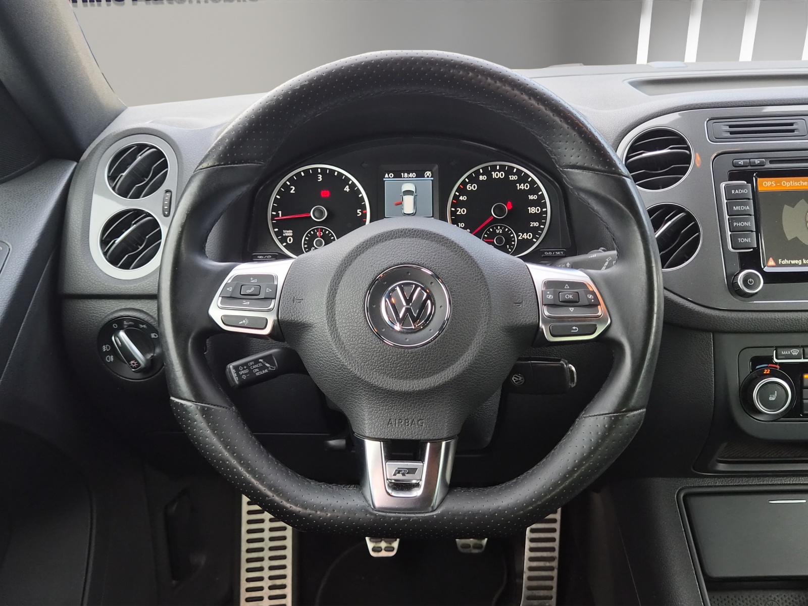 VW Tiguan 2.0 TDI BMT R-Line Design 4Motion-image-9
