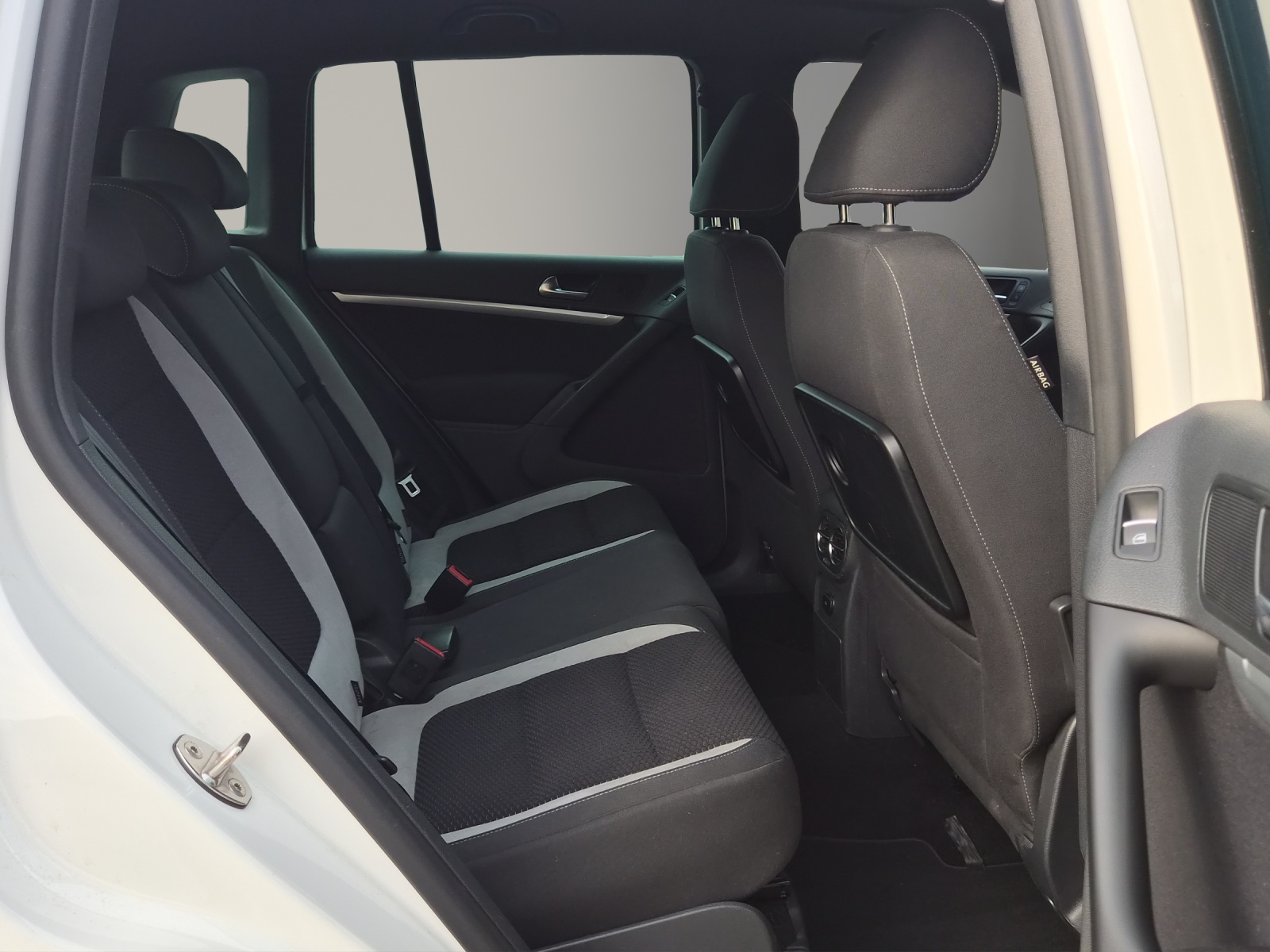 VW Tiguan 2.0 TDI BMT R-Line Design 4Motion-image-14