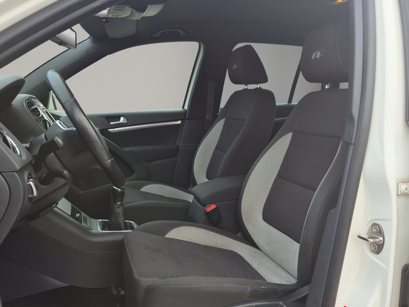 VW Tiguan 2.0 TDI BMT R-Line Design 4Motion-image-8