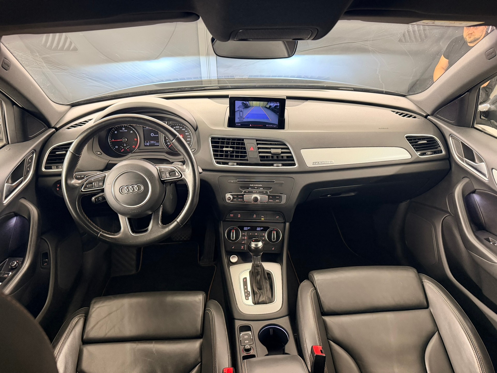 AUDI Q3 2.0 TDI design quattro S-tronic-image-8