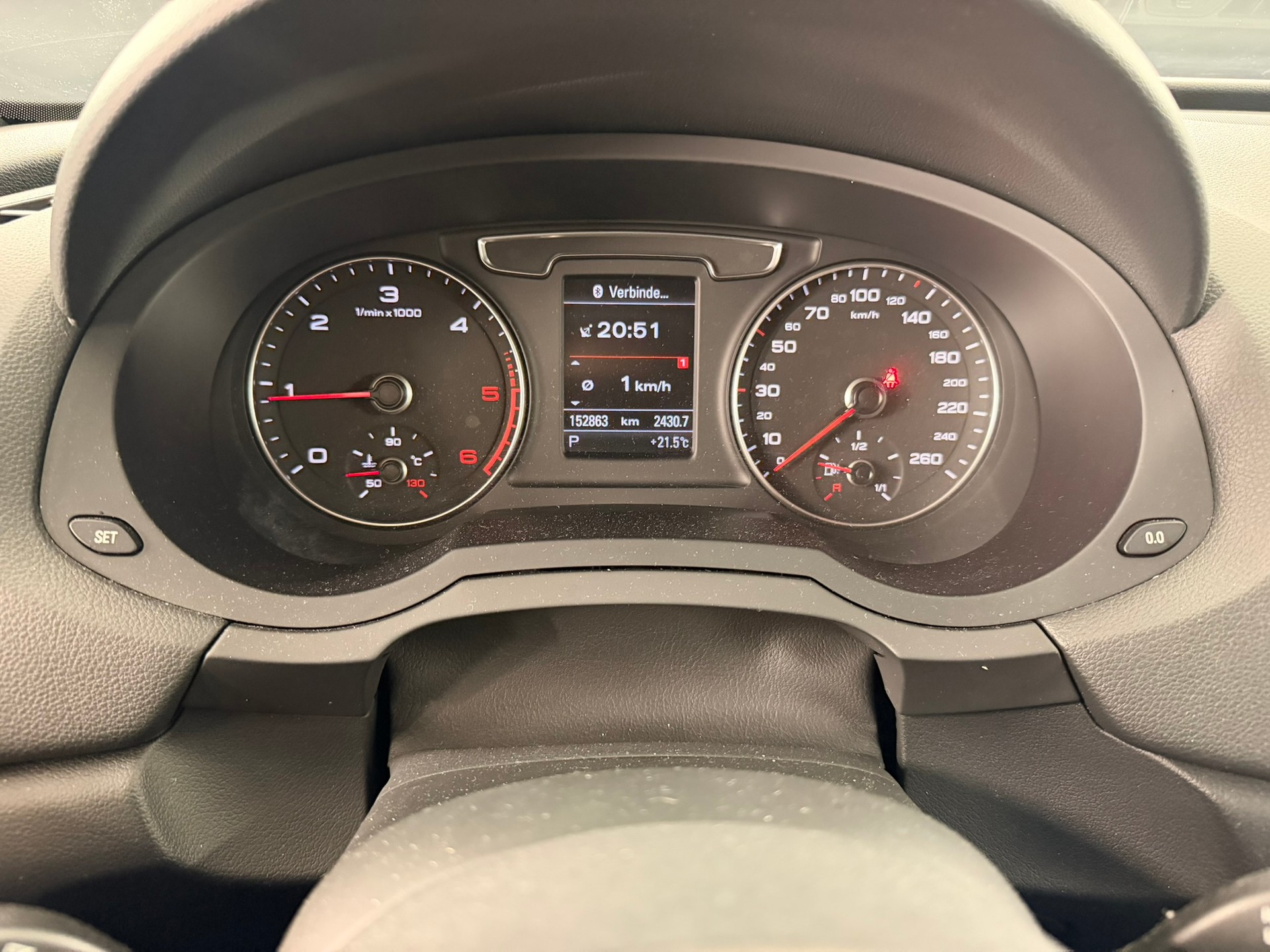 AUDI Q3 2.0 TDI design quattro S-tronic-image-11