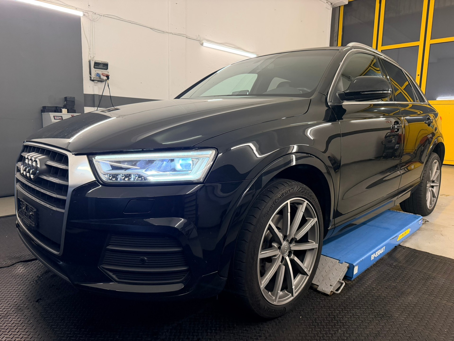 AUDI Q3 2.0 TDI design quattro S-tronic-image-0