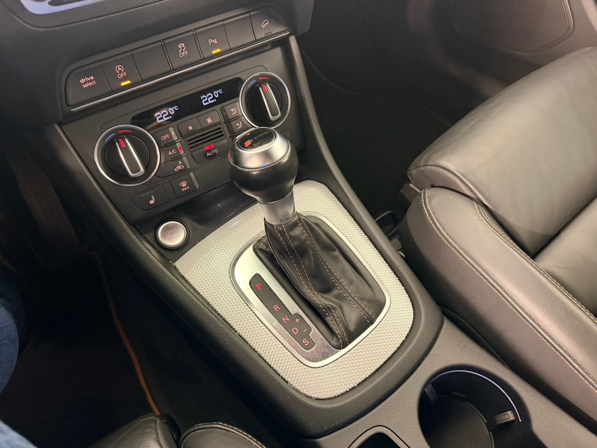 AUDI Q3 2.0 TDI design quattro S-tronic-image-14