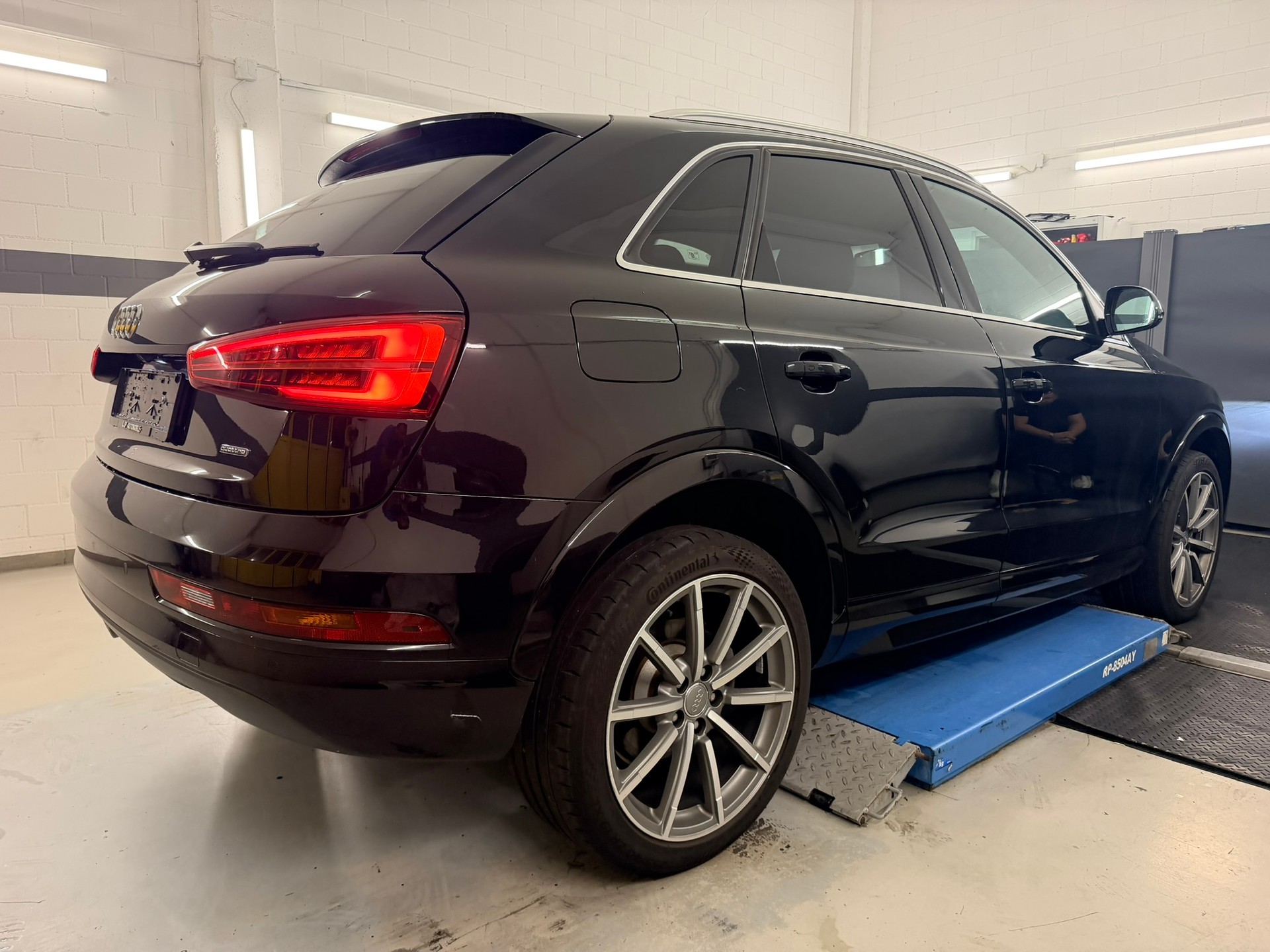 AUDI Q3 2.0 TDI design quattro S-tronic-image-3