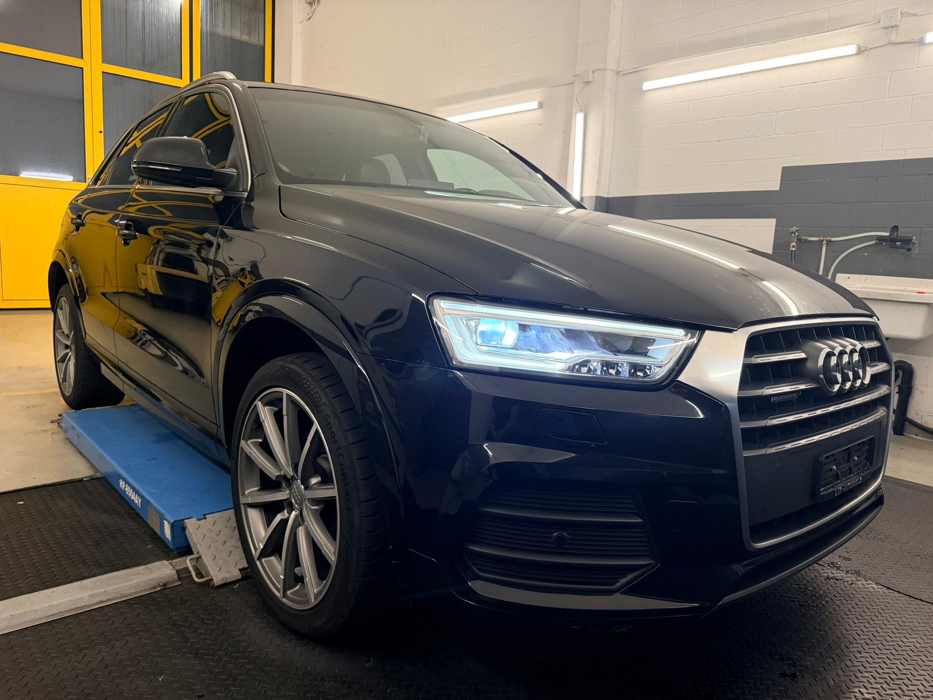 AUDI Q3 2.0 TDI design quattro S-tronic-image-2