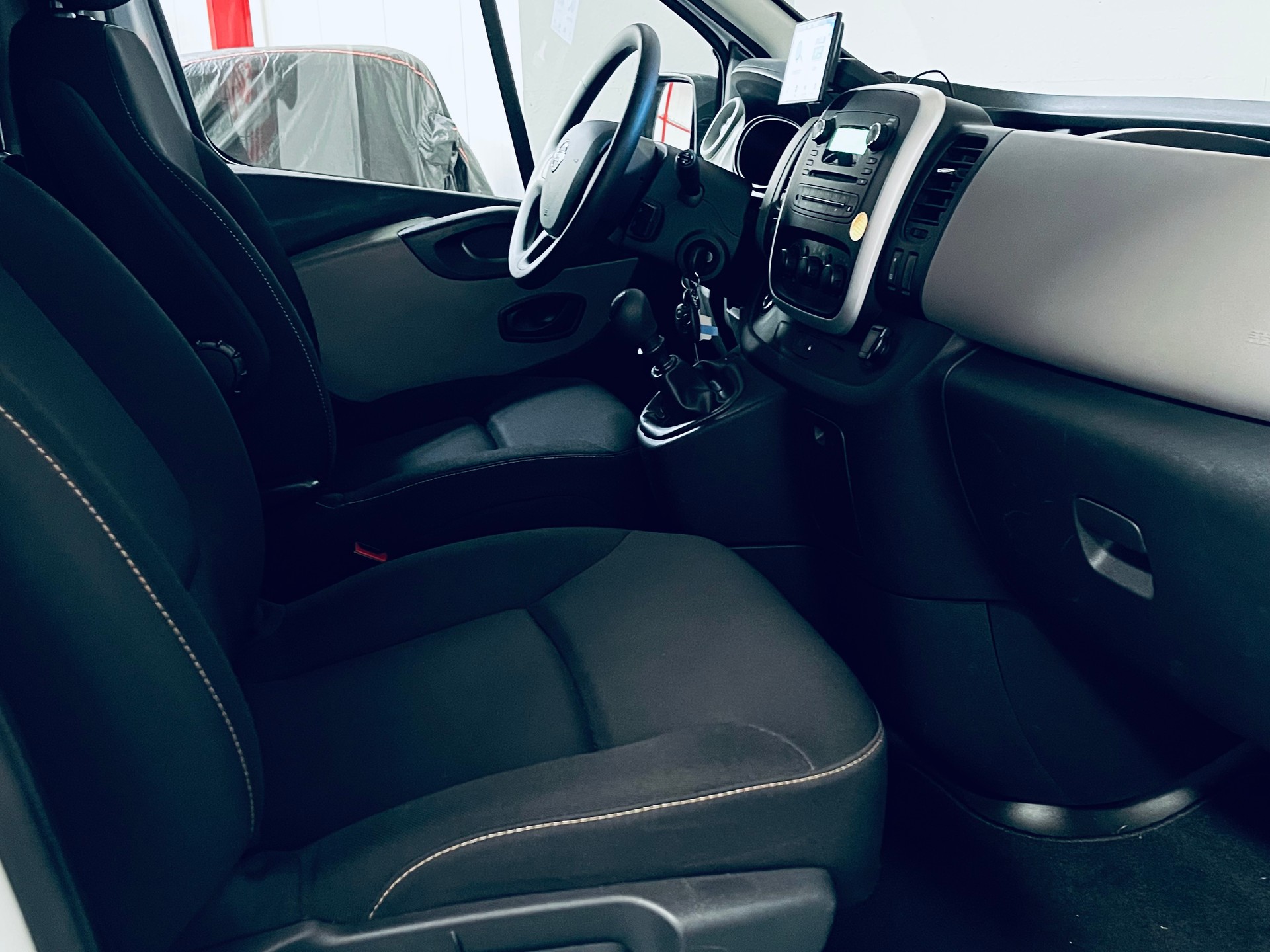 NISSAN NV 300 Camper dCi 121 PS MT-image-15