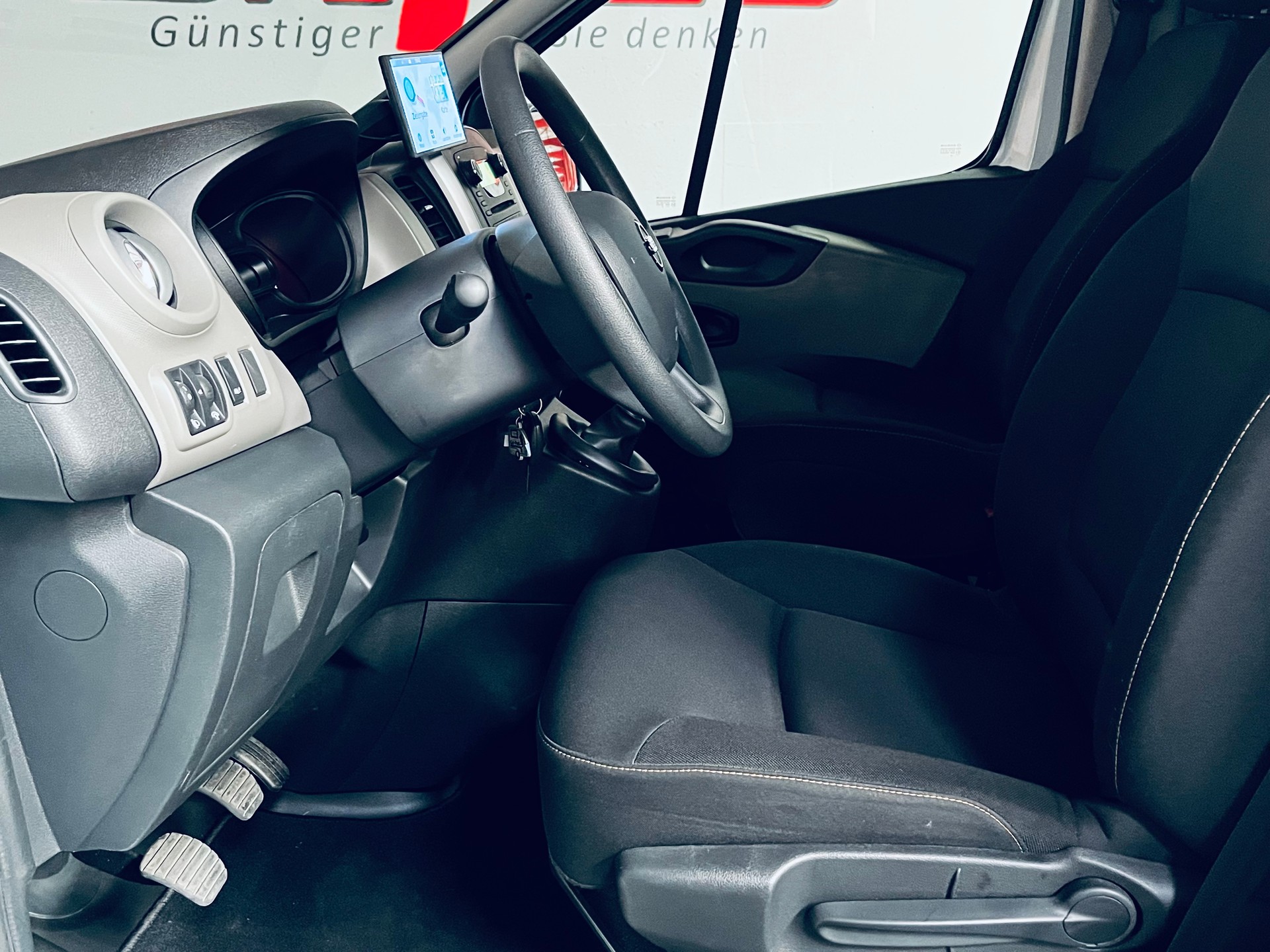 NISSAN NV 300 Camper dCi 121 PS MT-image-14
