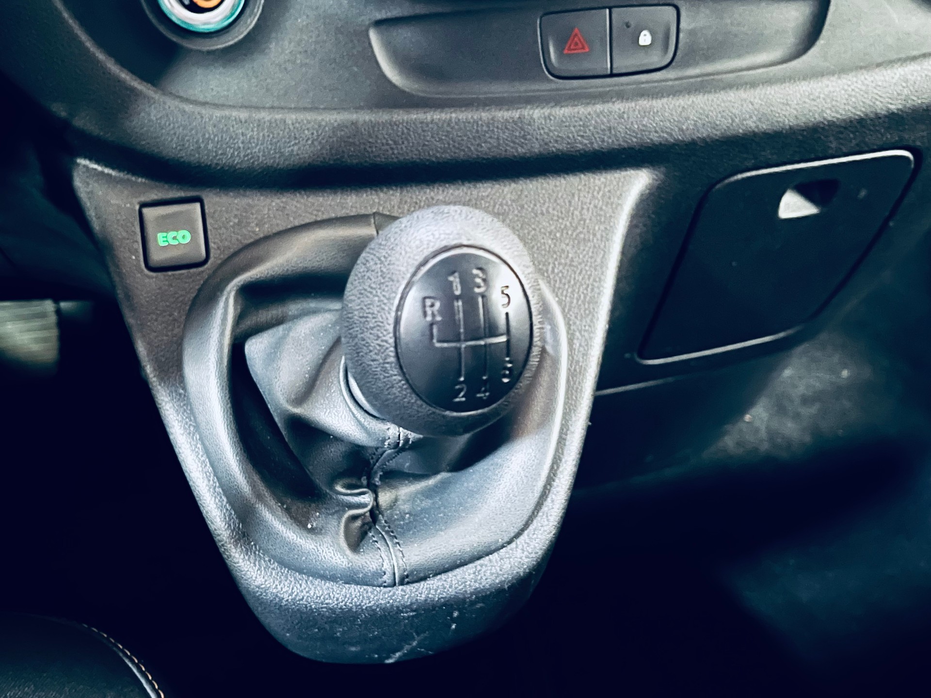 NISSAN NV 300 Camper dCi 121 PS MT-image-19