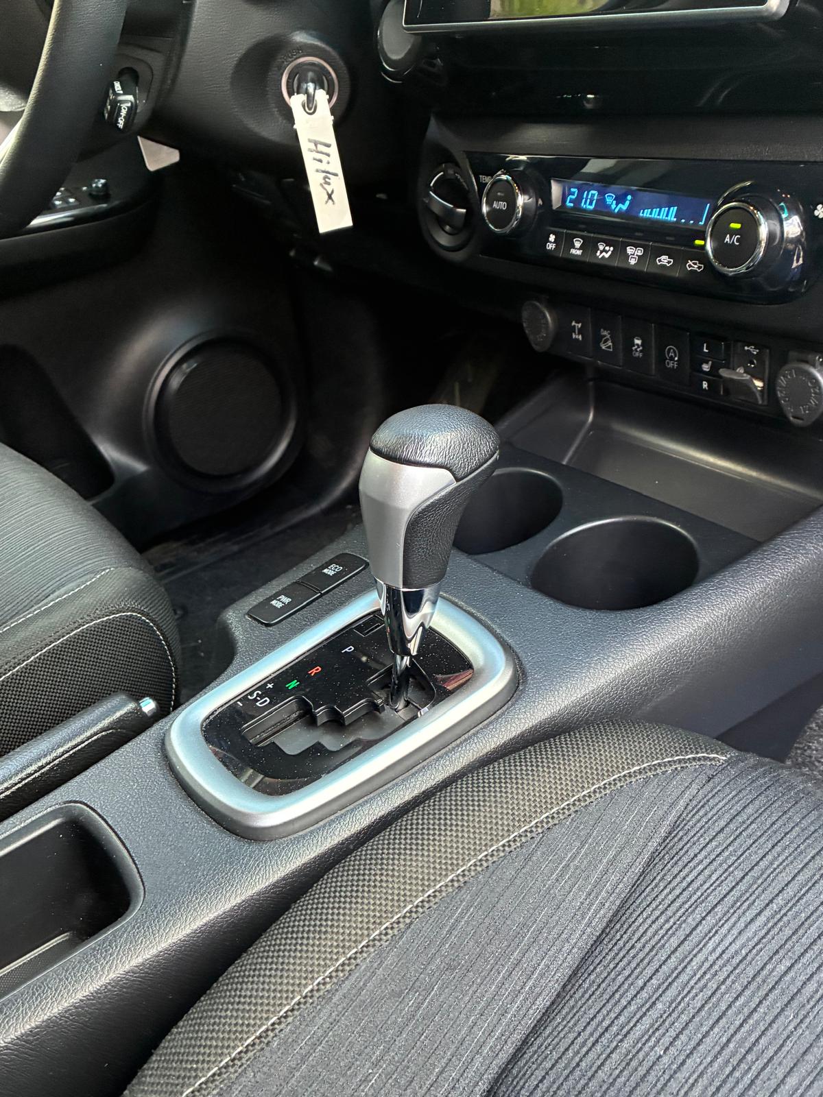 TOYOTA Hilux 2.4D-4D Sol DoubleCab 4x4 A-image-4