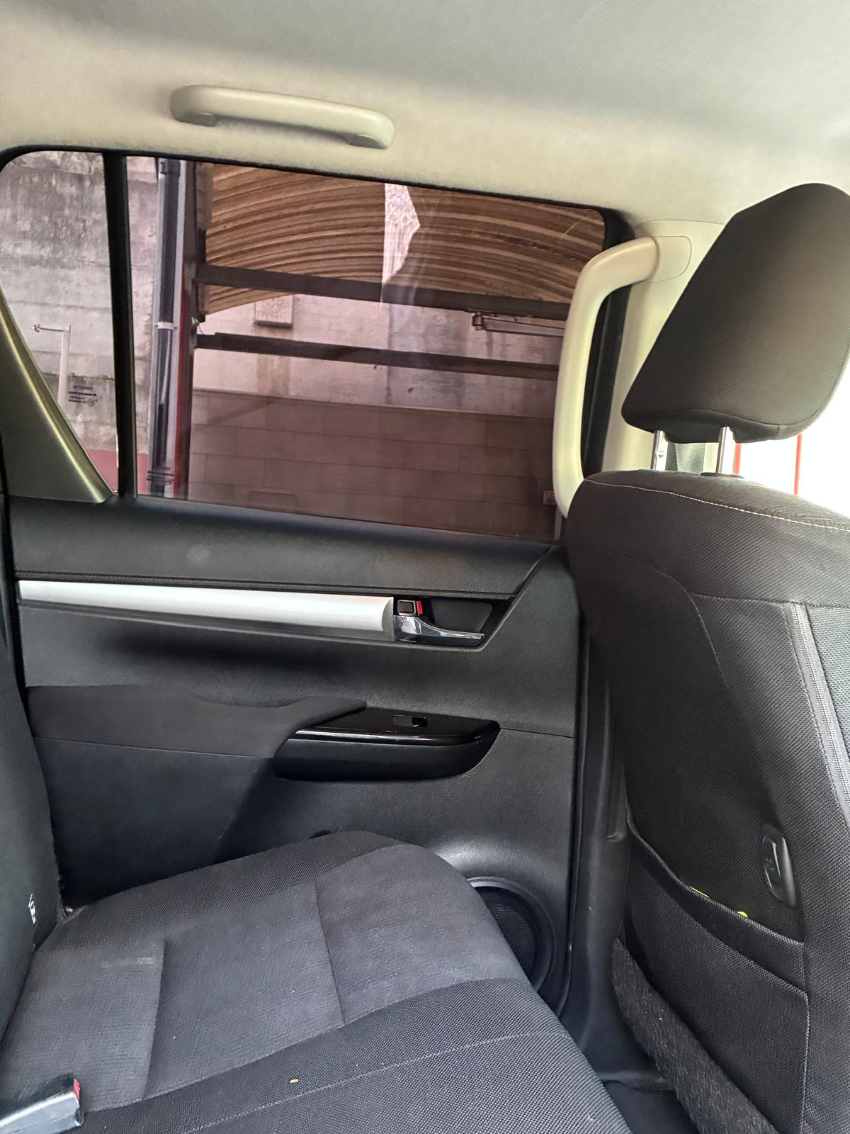TOYOTA Hilux 2.4D-4D Sol DoubleCab 4x4 A-image-8