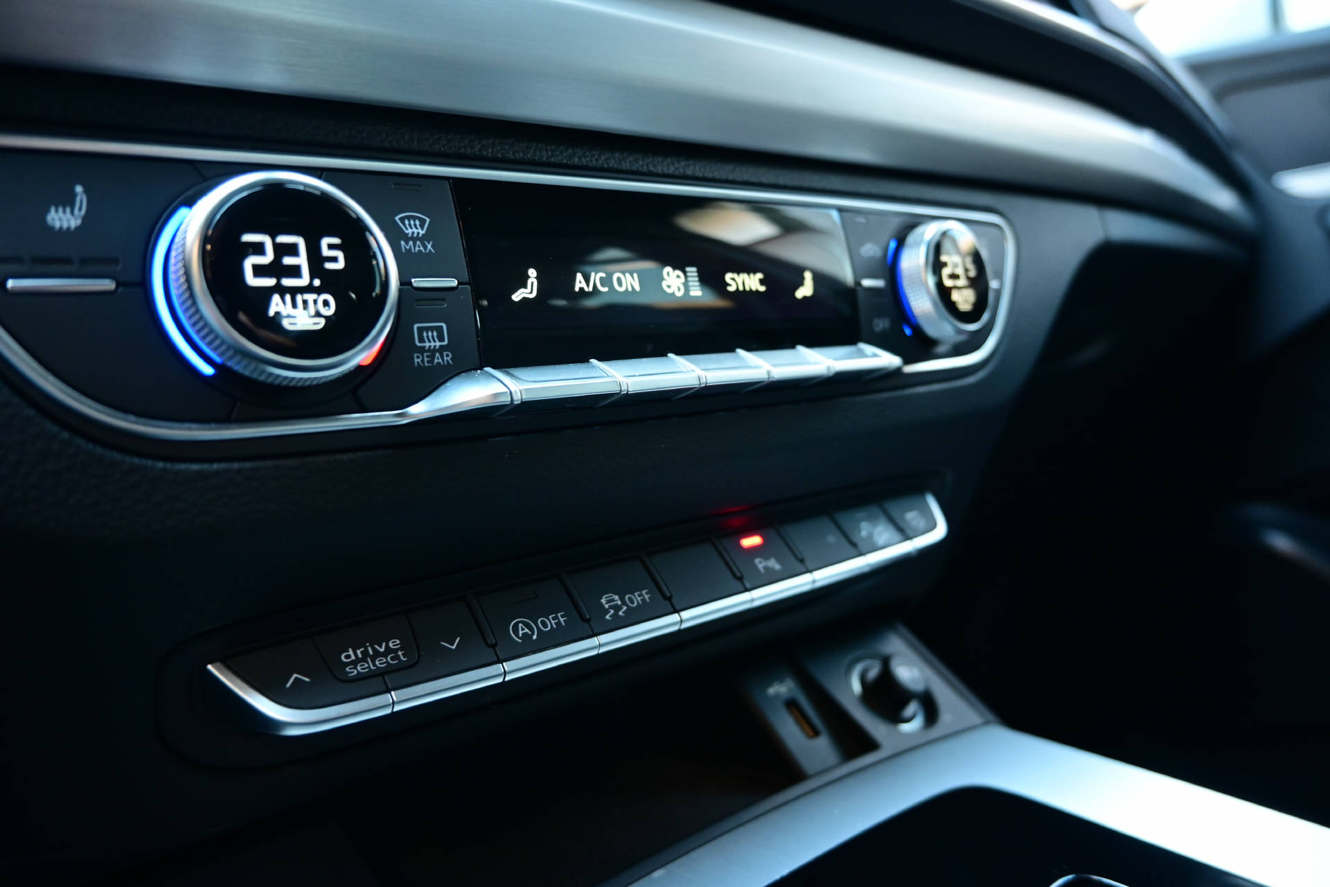 AUDI Q5 40 TDI S-Line quattro S-Tronic-image-17