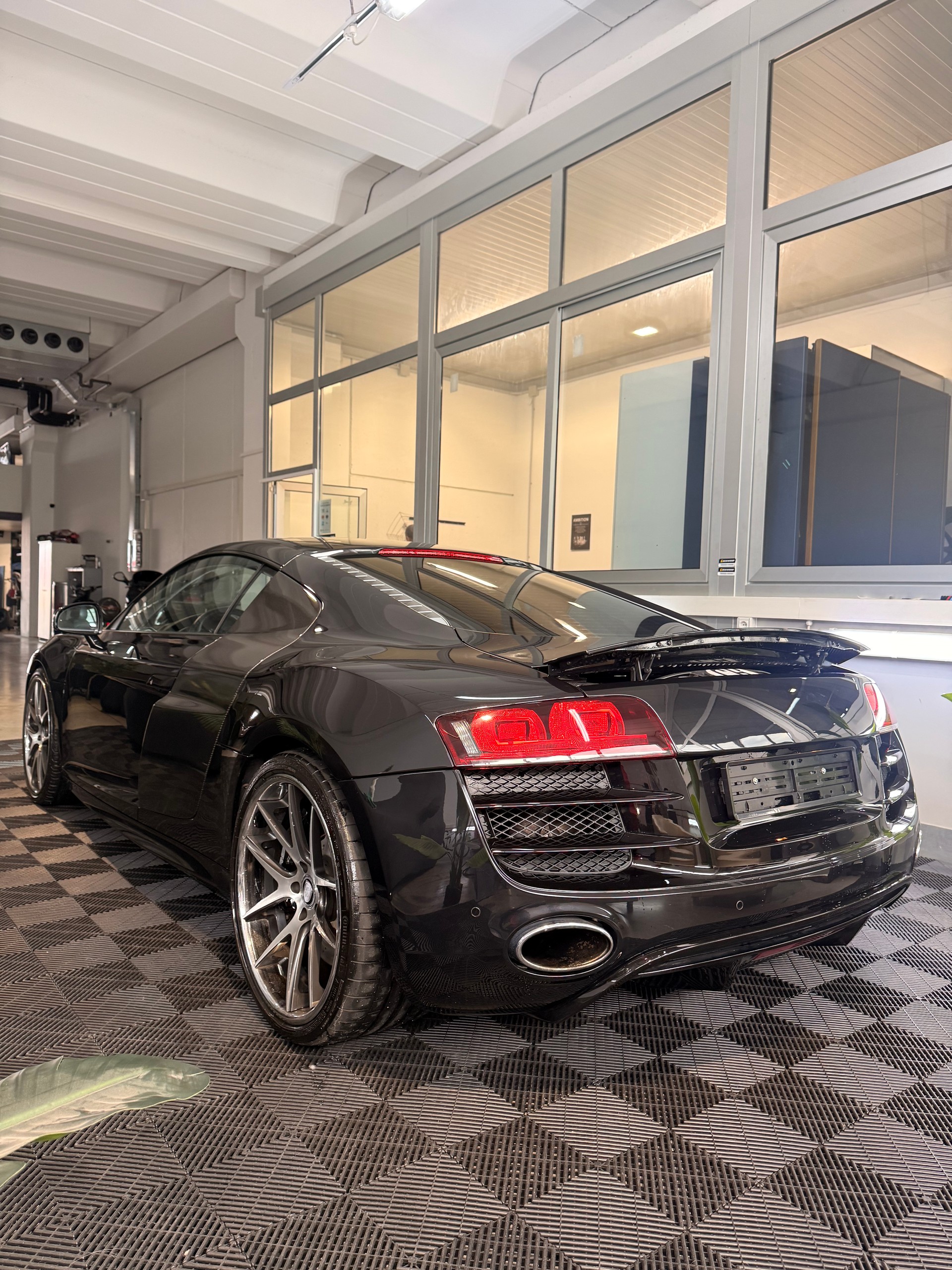 AUDI R8 Coupé 5.2 R-Tronic-image-7