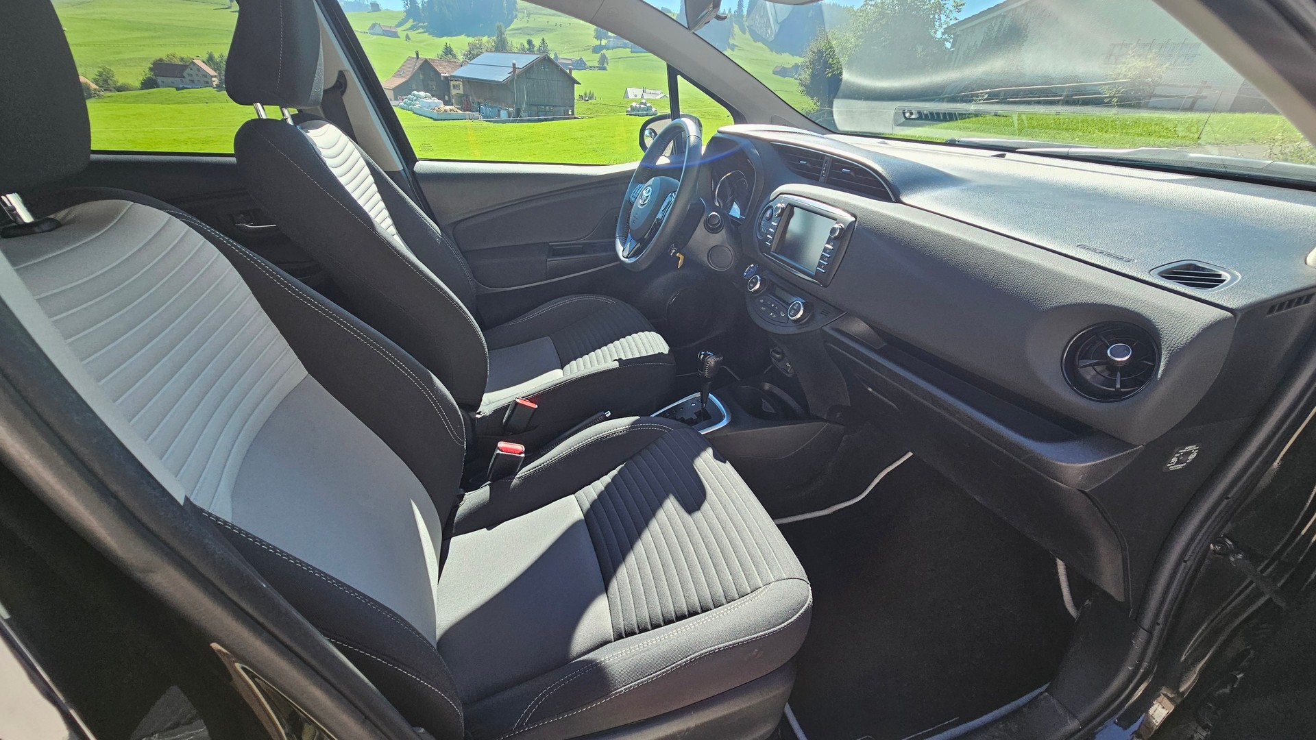 TOYOTA Yaris 1.5 VVT-i Hybrid Trend e-CVT-image-13