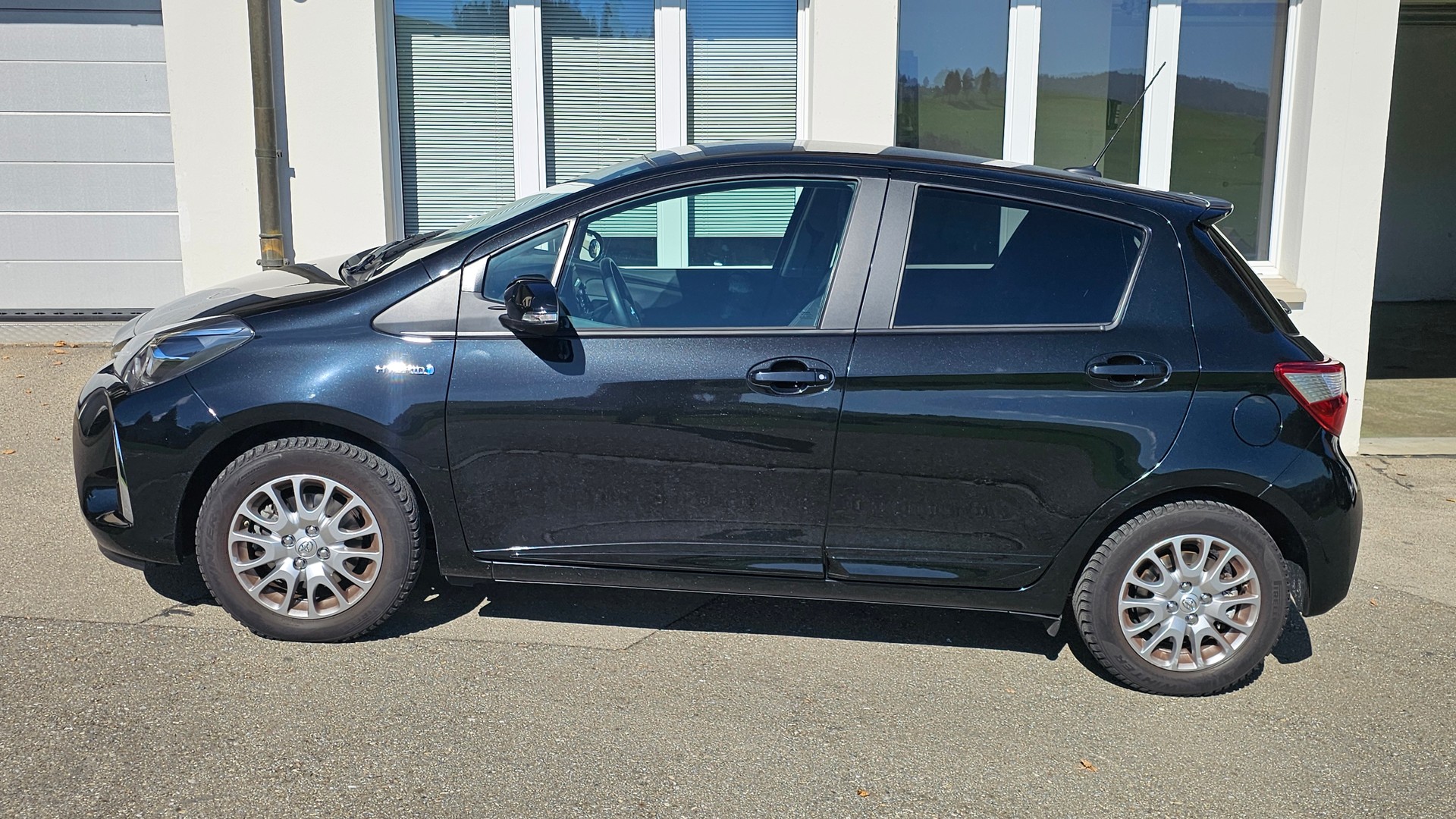TOYOTA Yaris 1.5 VVT-i Hybrid Trend e-CVT-image-3