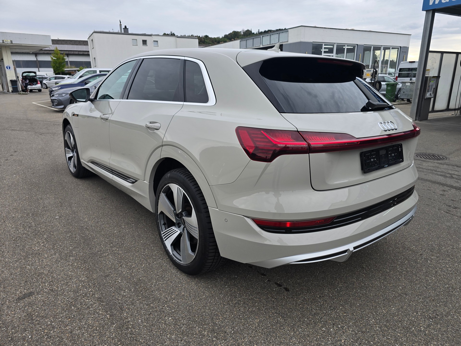 AUDI e-tron 55 S Line quattro-image-2