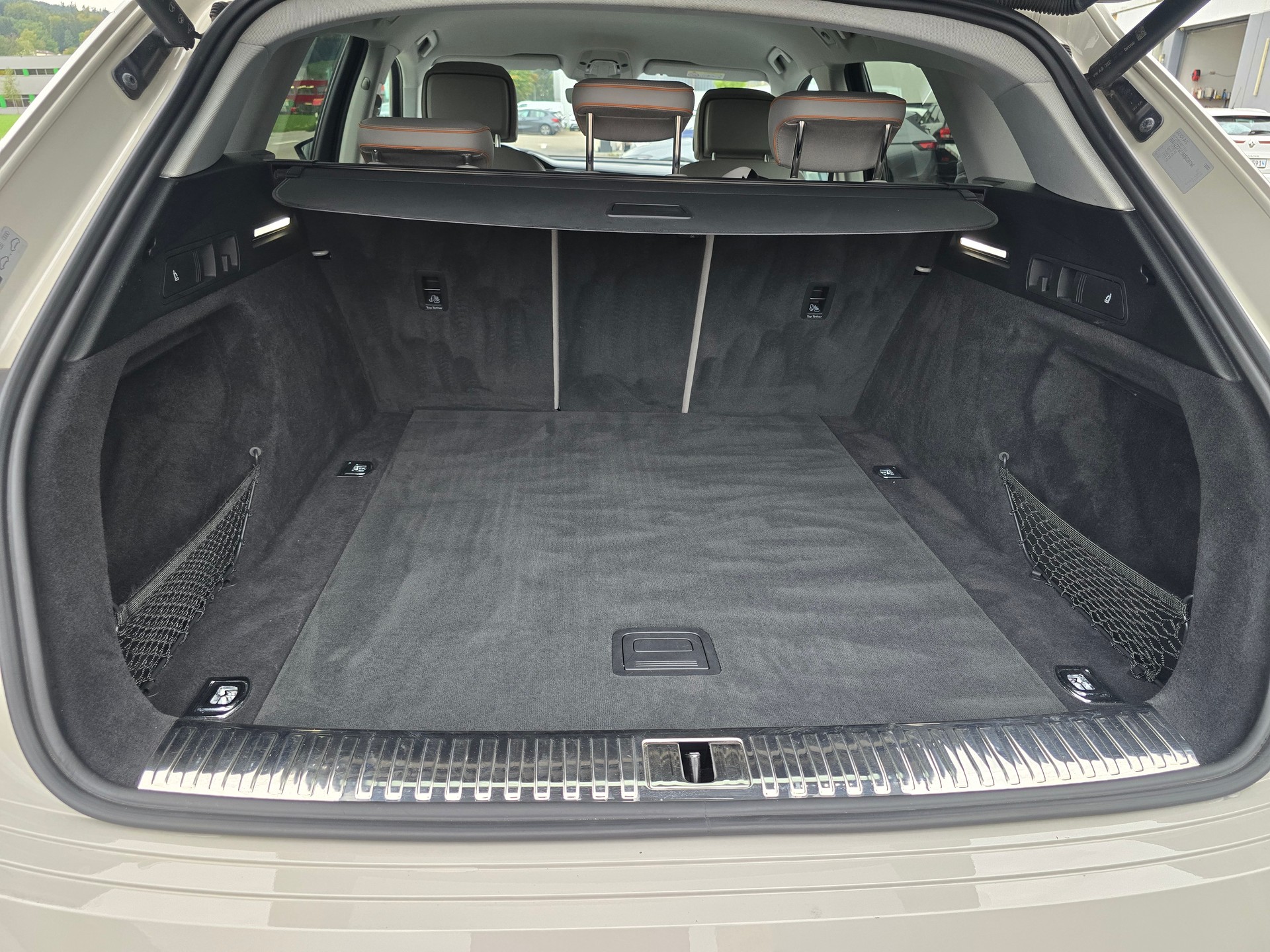 AUDI e-tron 55 S Line quattro-image-8
