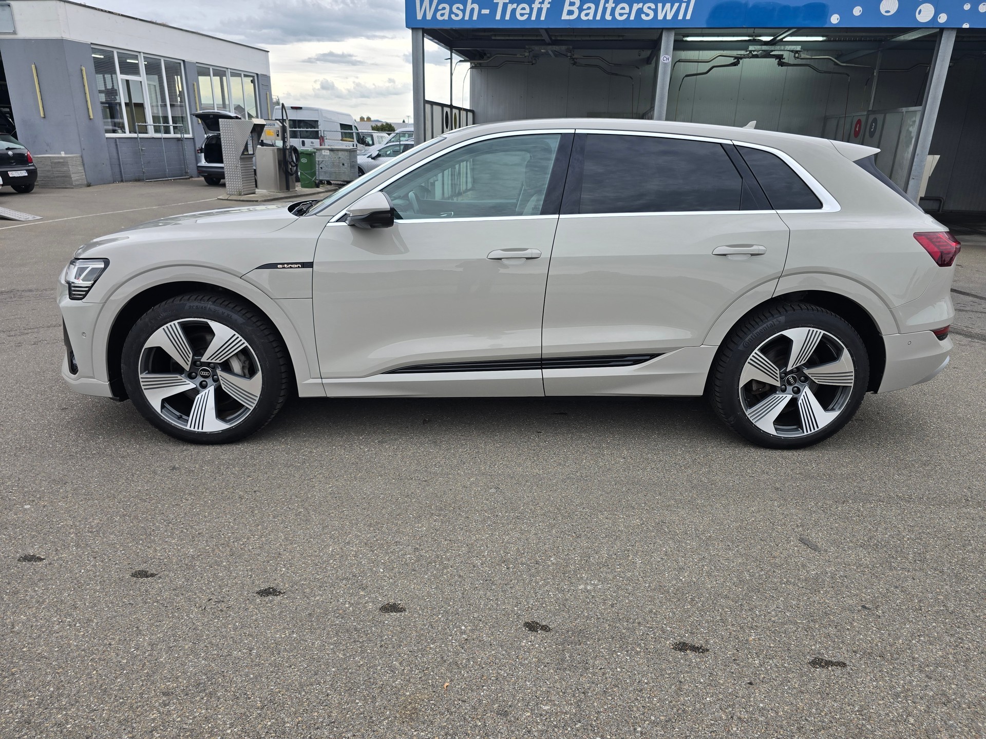 AUDI e-tron 55 S Line quattro-image-1