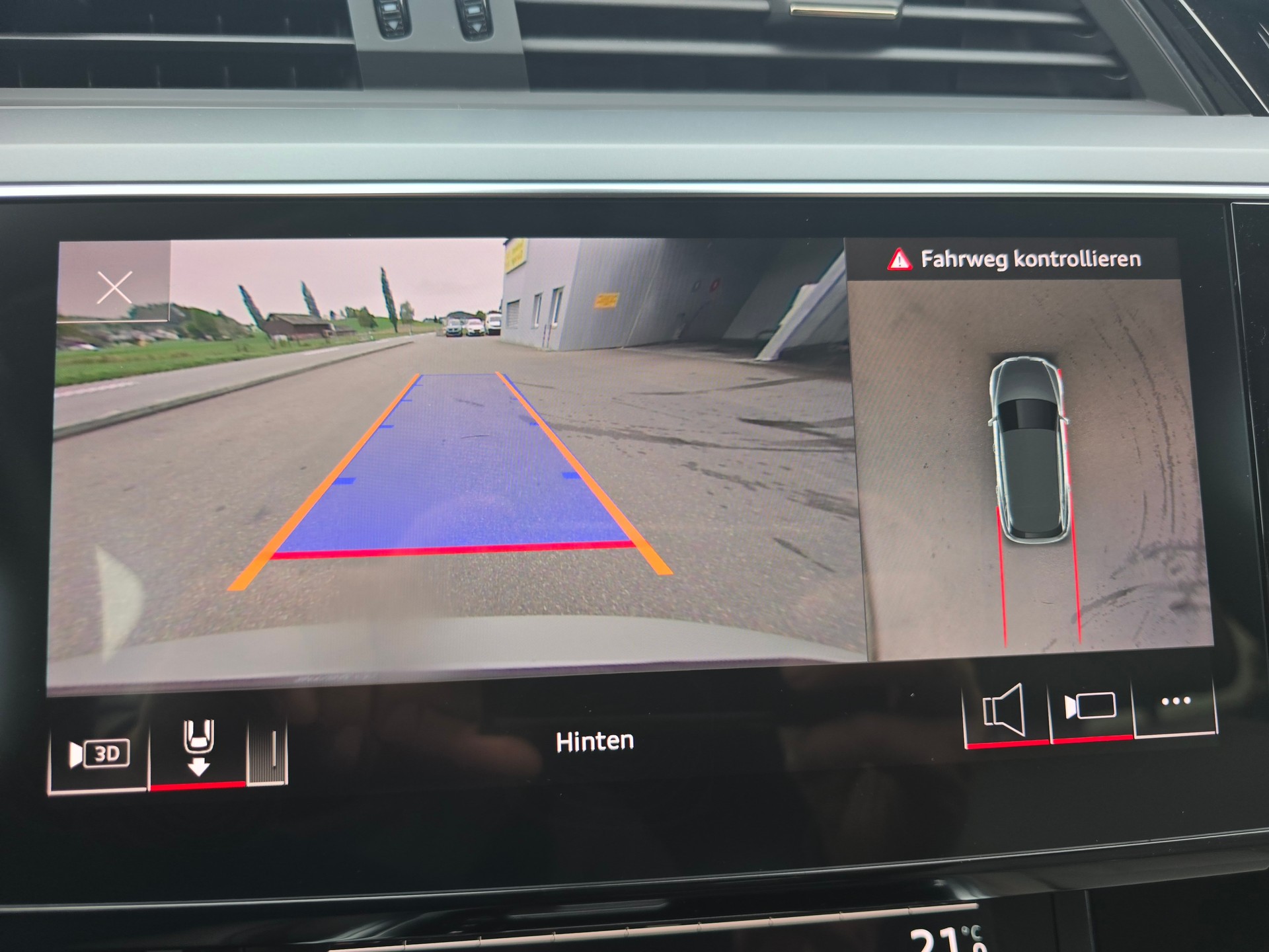 AUDI e-tron 55 S Line quattro-image-11