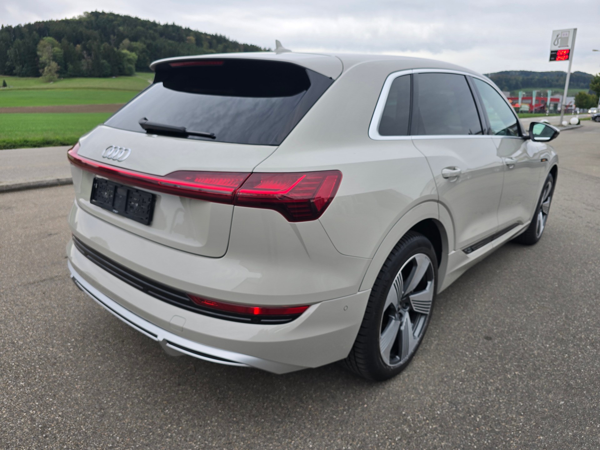 AUDI e-tron 55 S Line quattro-image-3
