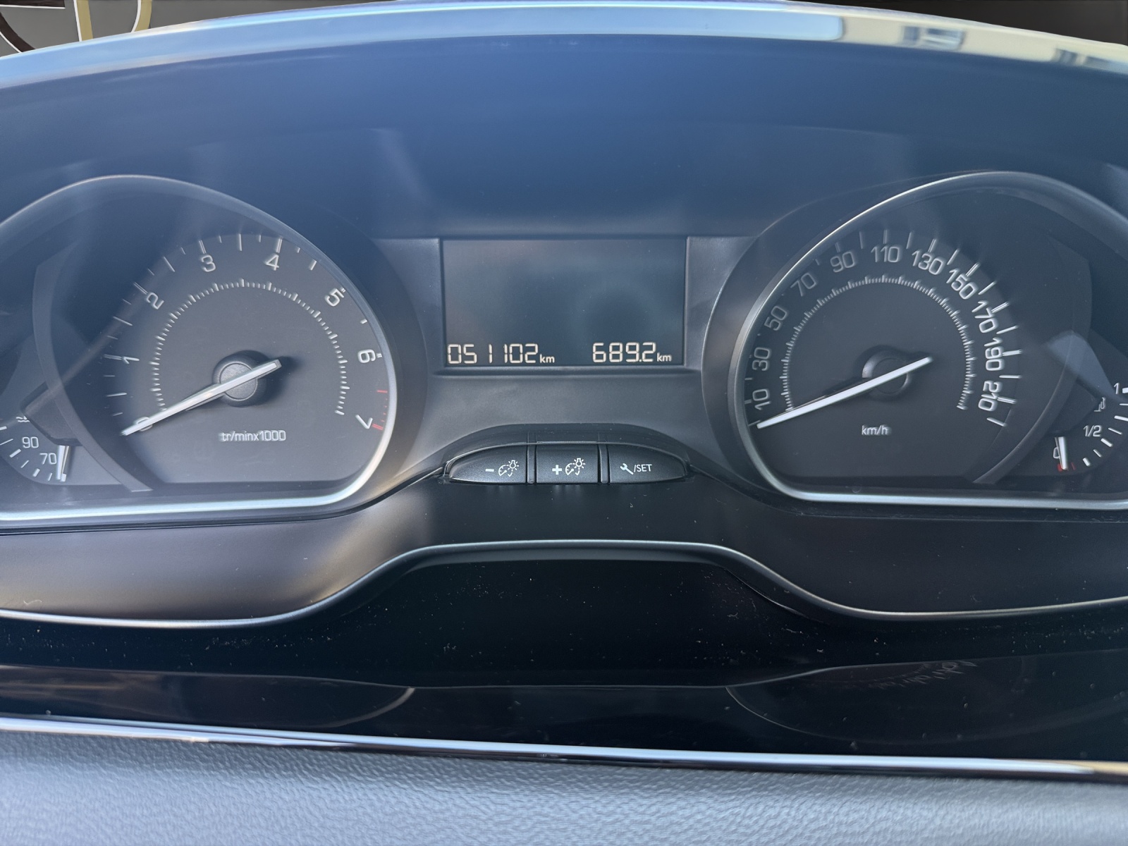 PEUGEOT 208 1.2 PureTech Signature-image-9