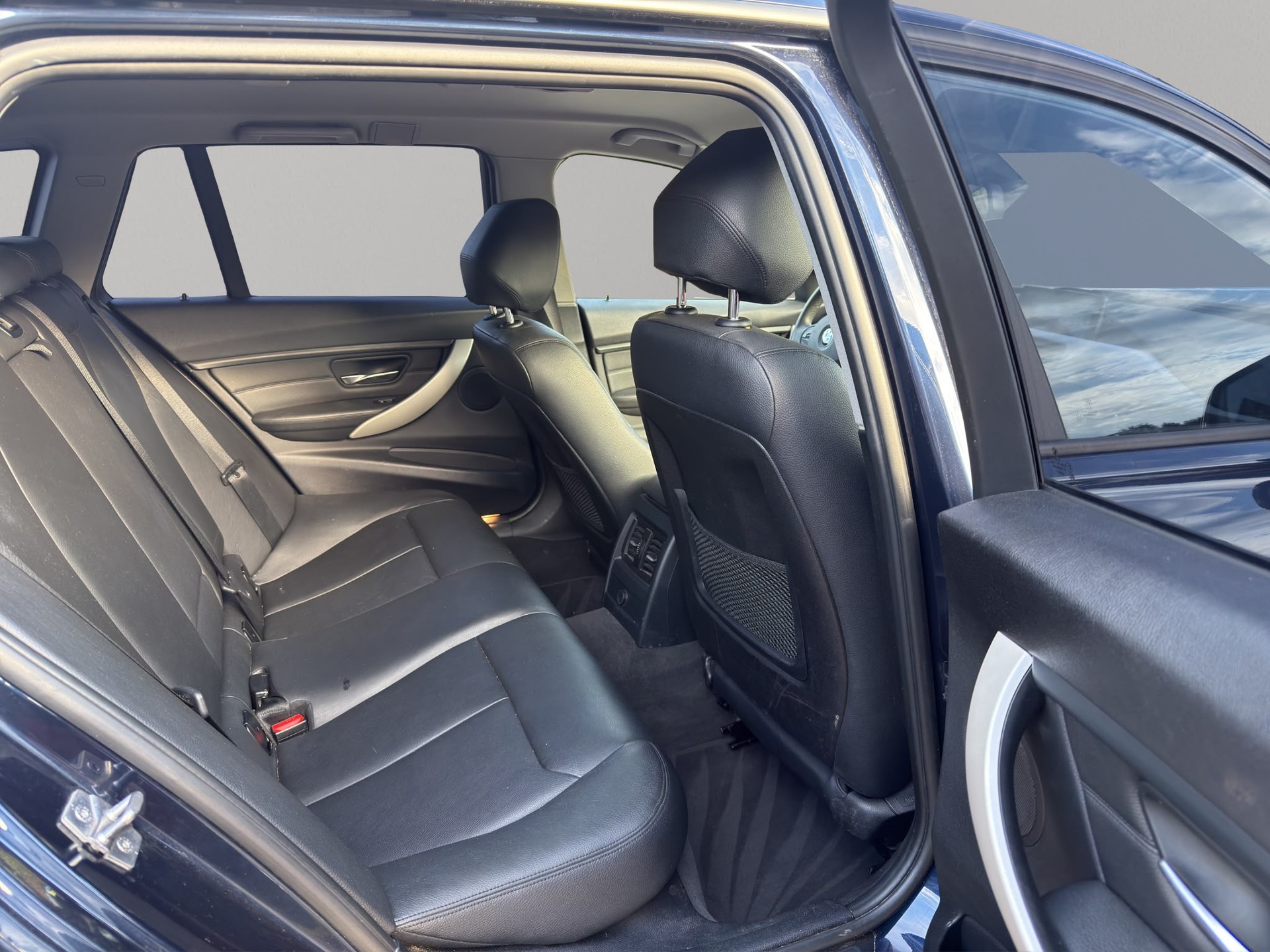 BMW 325d Touring-image-9