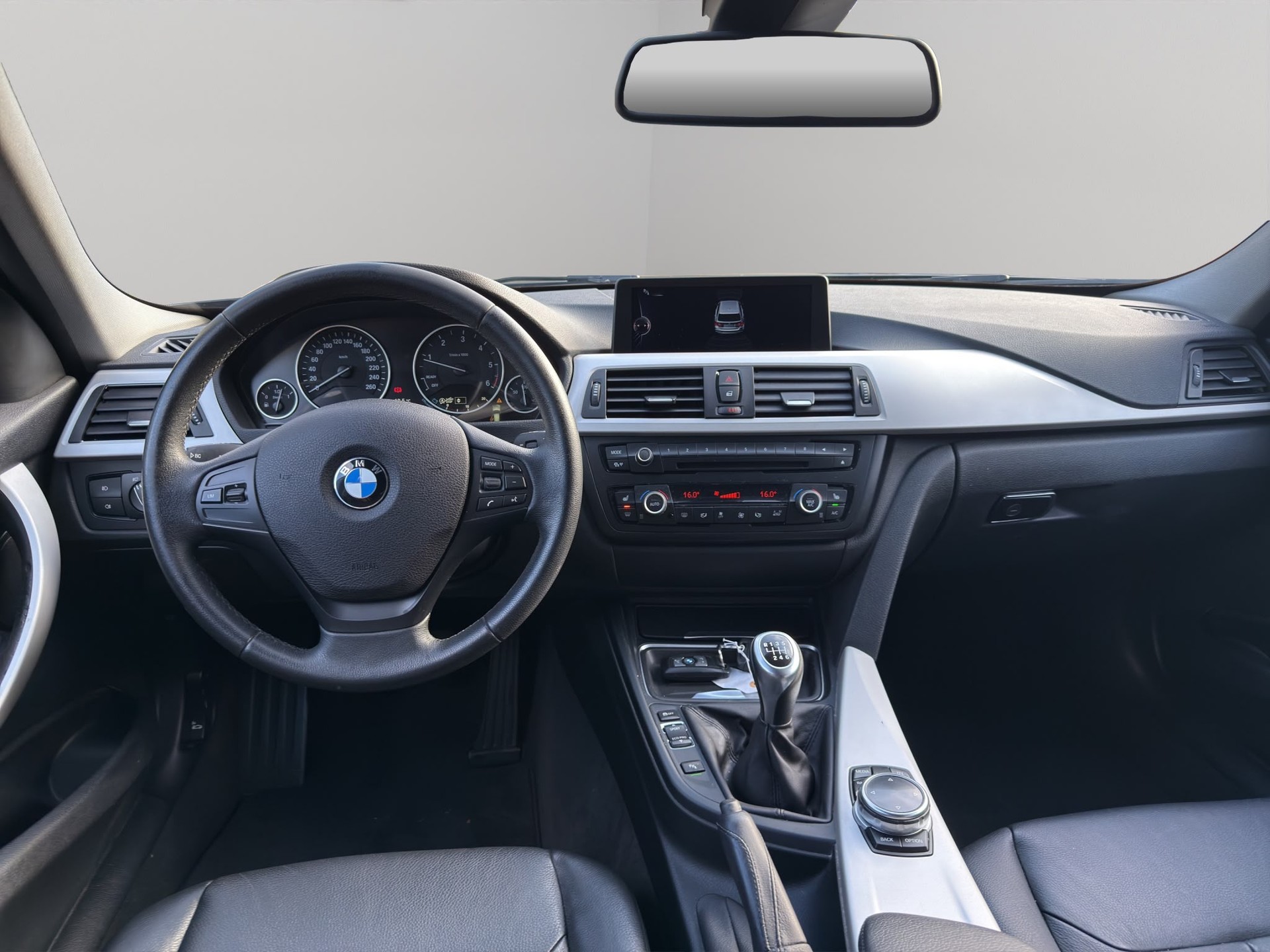 BMW 325d Touring-image-12