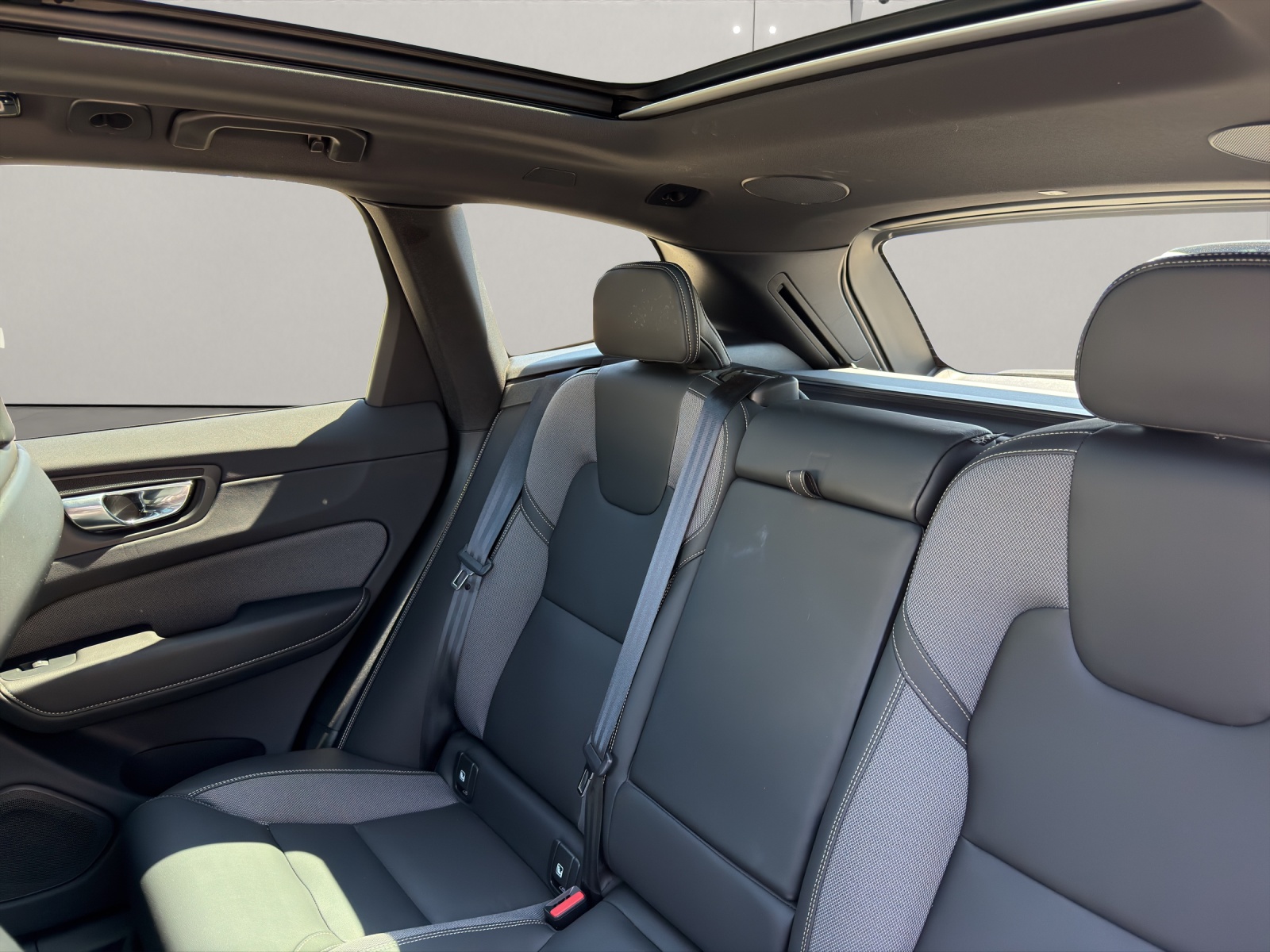 VOLVO XC60 2.0 T8 TE R-Design eAWD-image-13