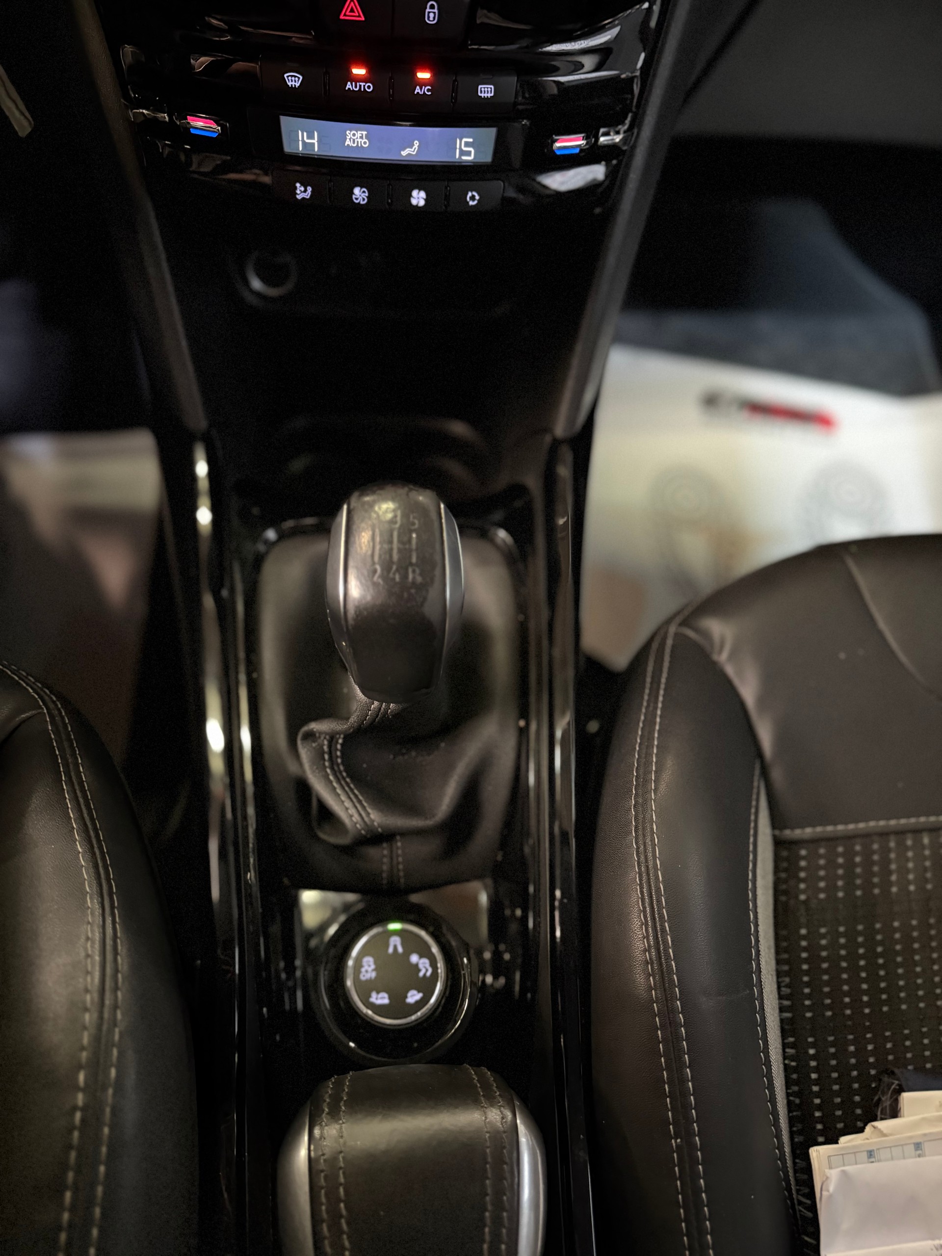 PEUGEOT 2008 1.2 PureTech Allure-image-12