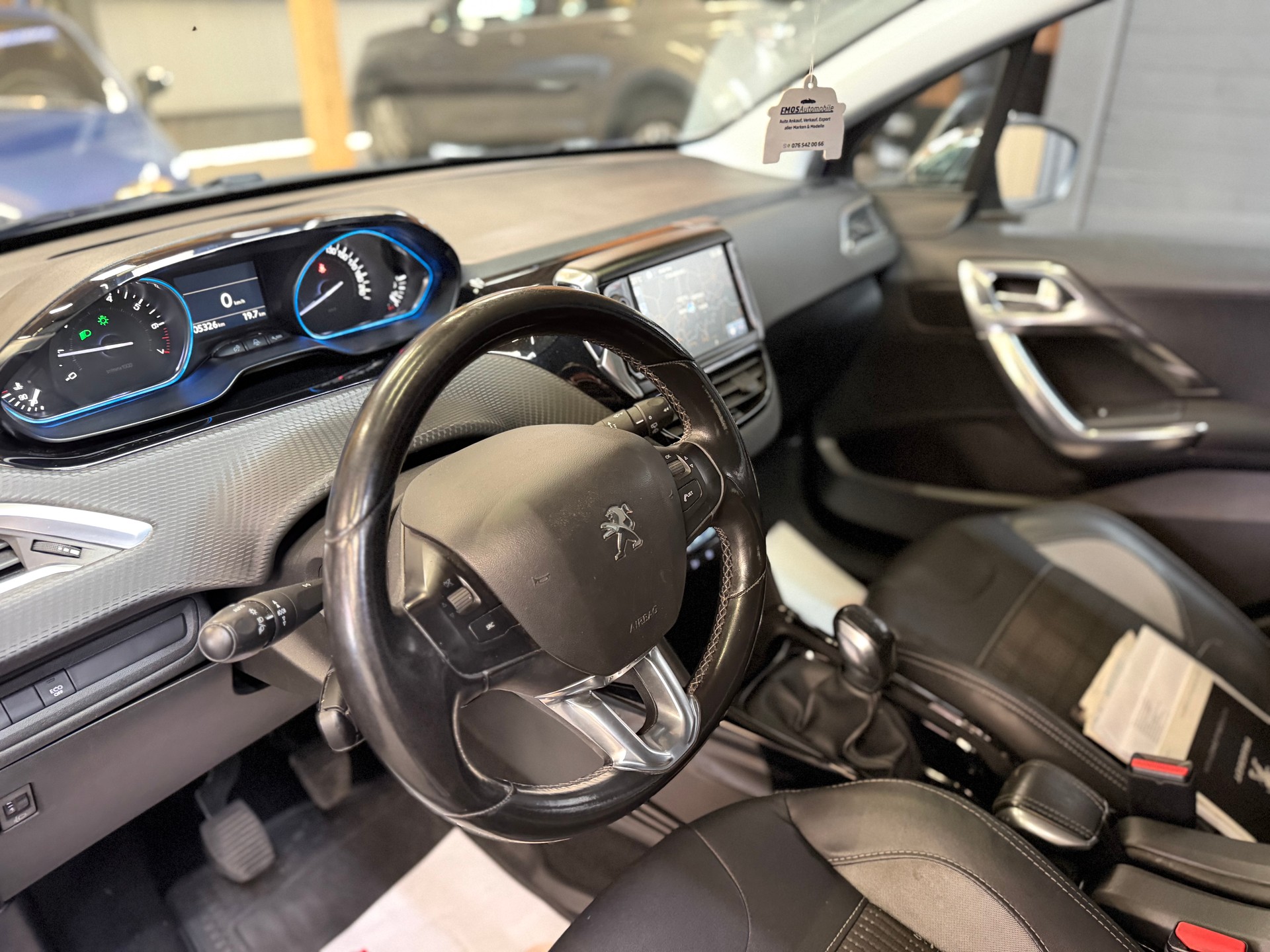 PEUGEOT 2008 1.2 PureTech Allure-image-9