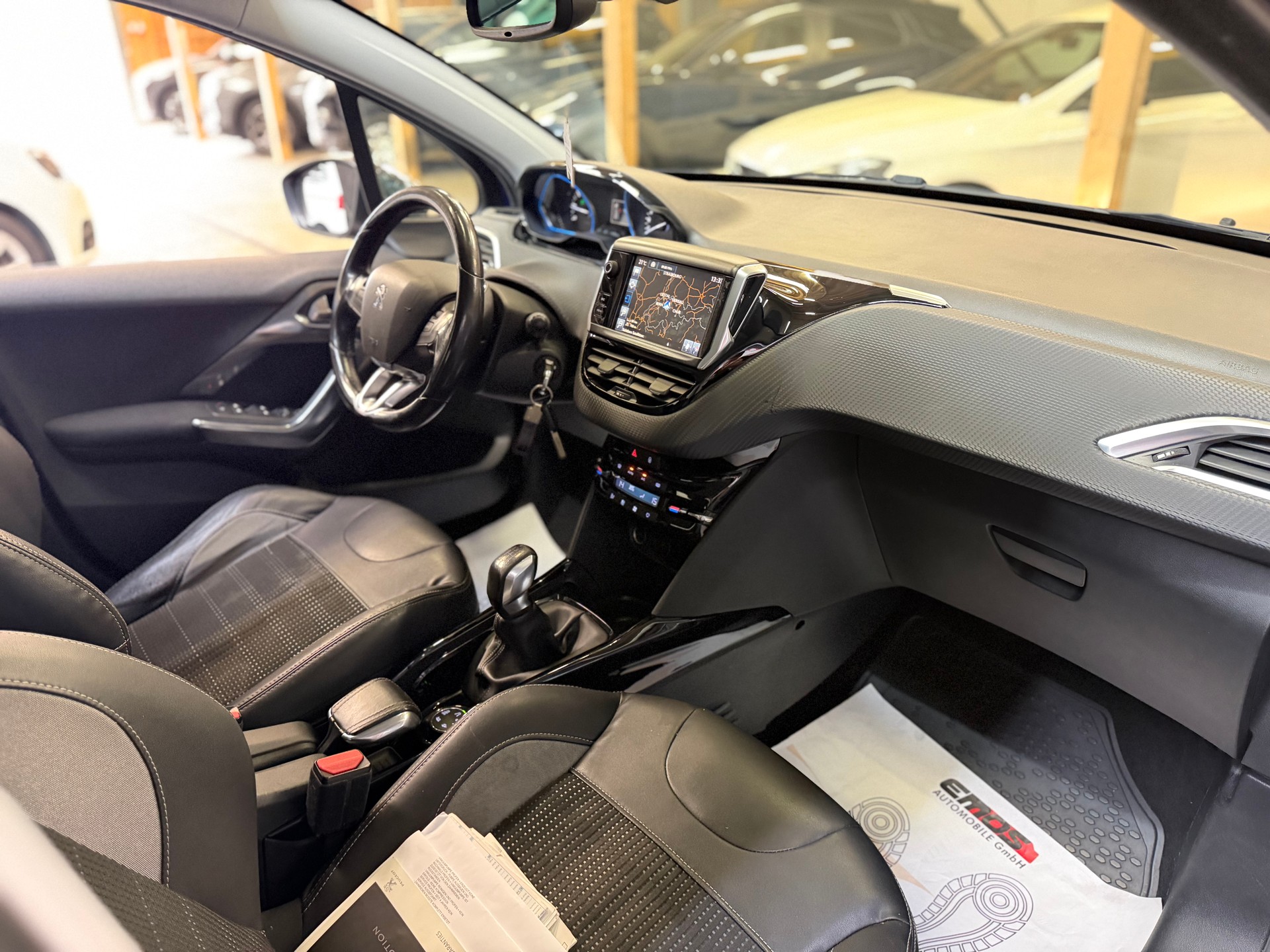 PEUGEOT 2008 1.2 PureTech Allure-image-8