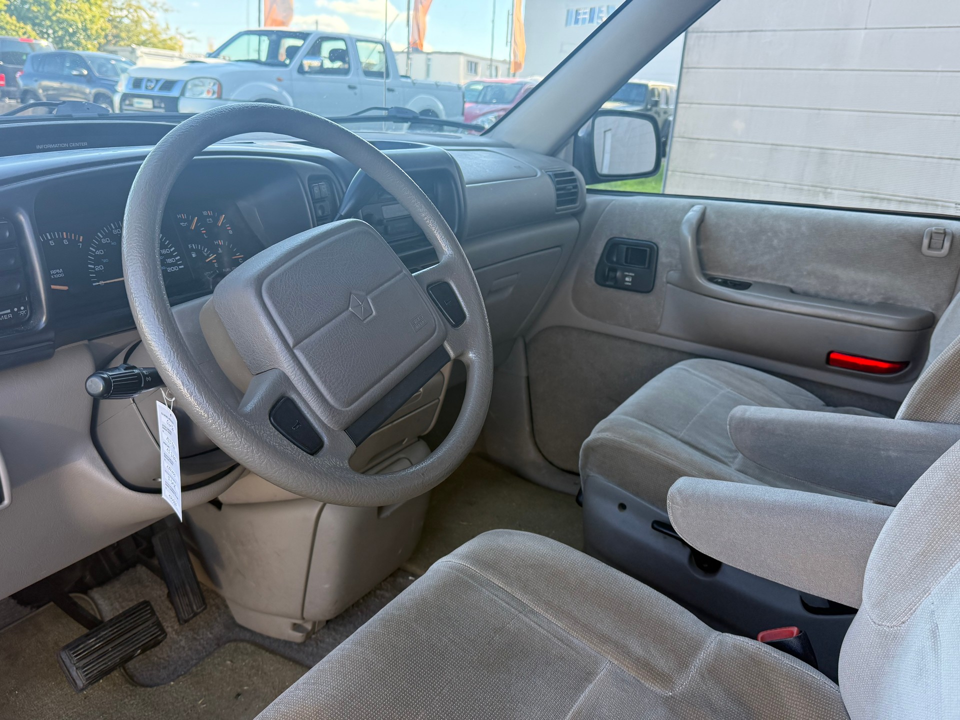 CHRYSLER Voyager LE 3.3-image-4