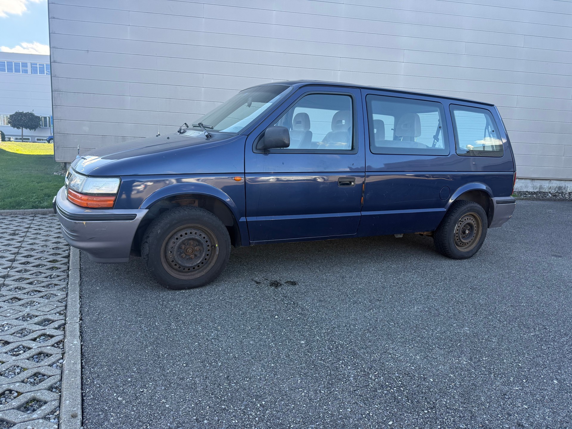 CHRYSLER Voyager LE 3.3-image-5