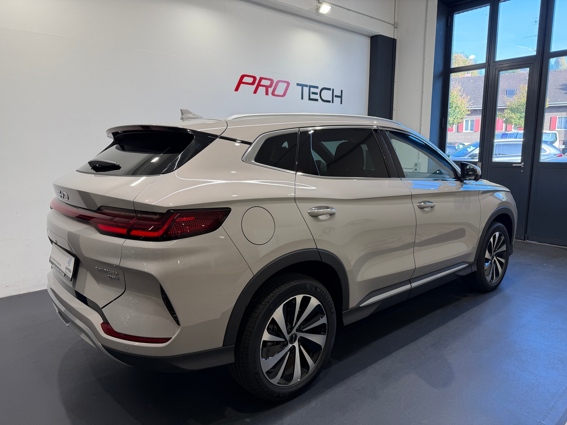 BYD Seal U DM-i Design AWD *NARDO GREY*-image-5
