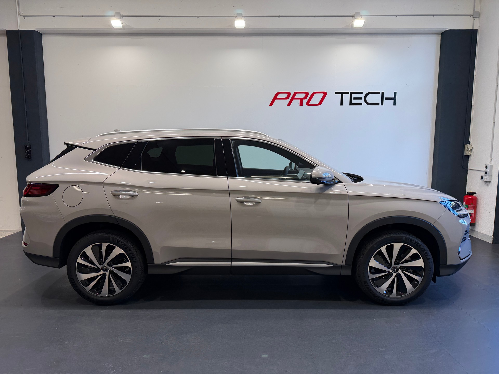 BYD Seal U DM-i Design AWD *NARDO GREY*-image-4