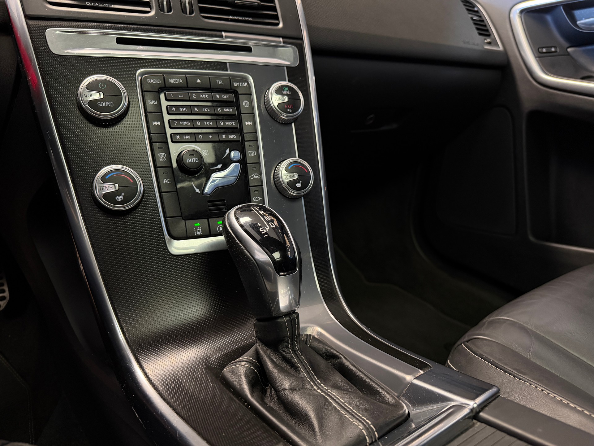 VOLVO XC60 T5 Kinetic R-Design Geartronic-image-13