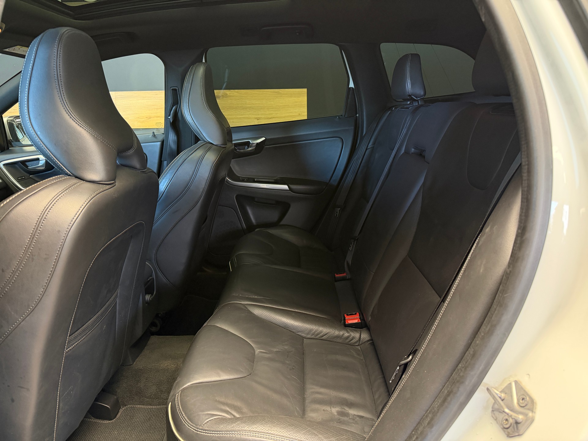 VOLVO XC60 T5 Kinetic R-Design Geartronic-image-16